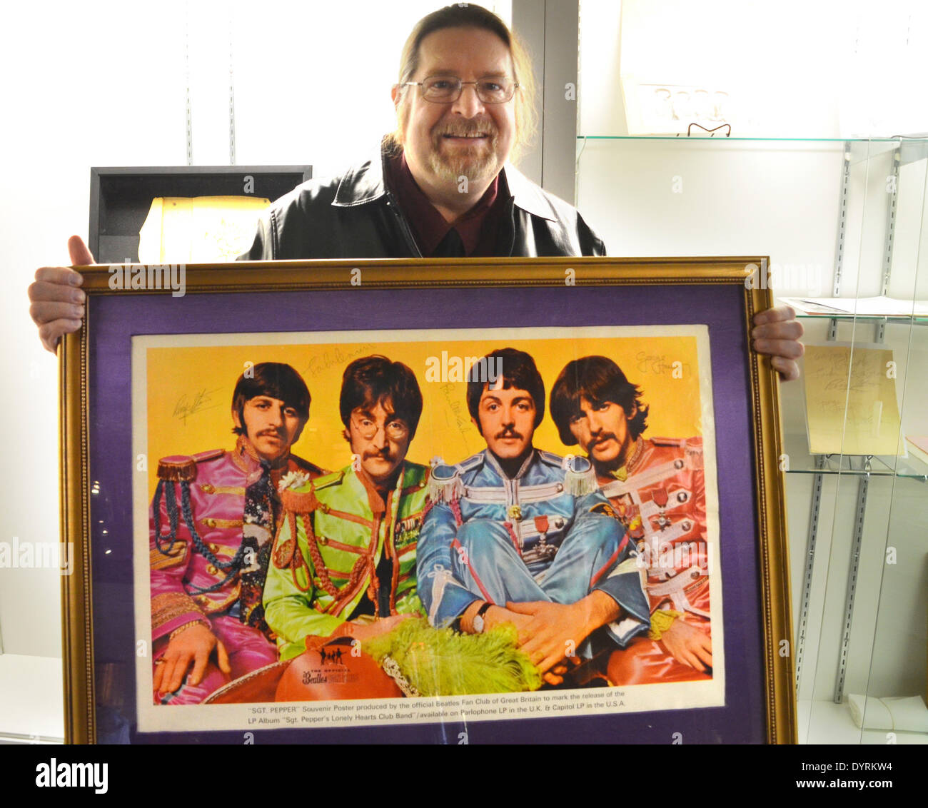 Garry Shrum, esperto dei Beatles presso Heritage aste, detiene un poster dei Beatles firmato da tutti i quattro musicisti in New York, Stati Uniti d'America, 24 aprile 2014. Il poster è il culmine di un asta a New York il 26 e 27 aprile 2014. Foto: CHRIS MELZER/dpa Foto Stock