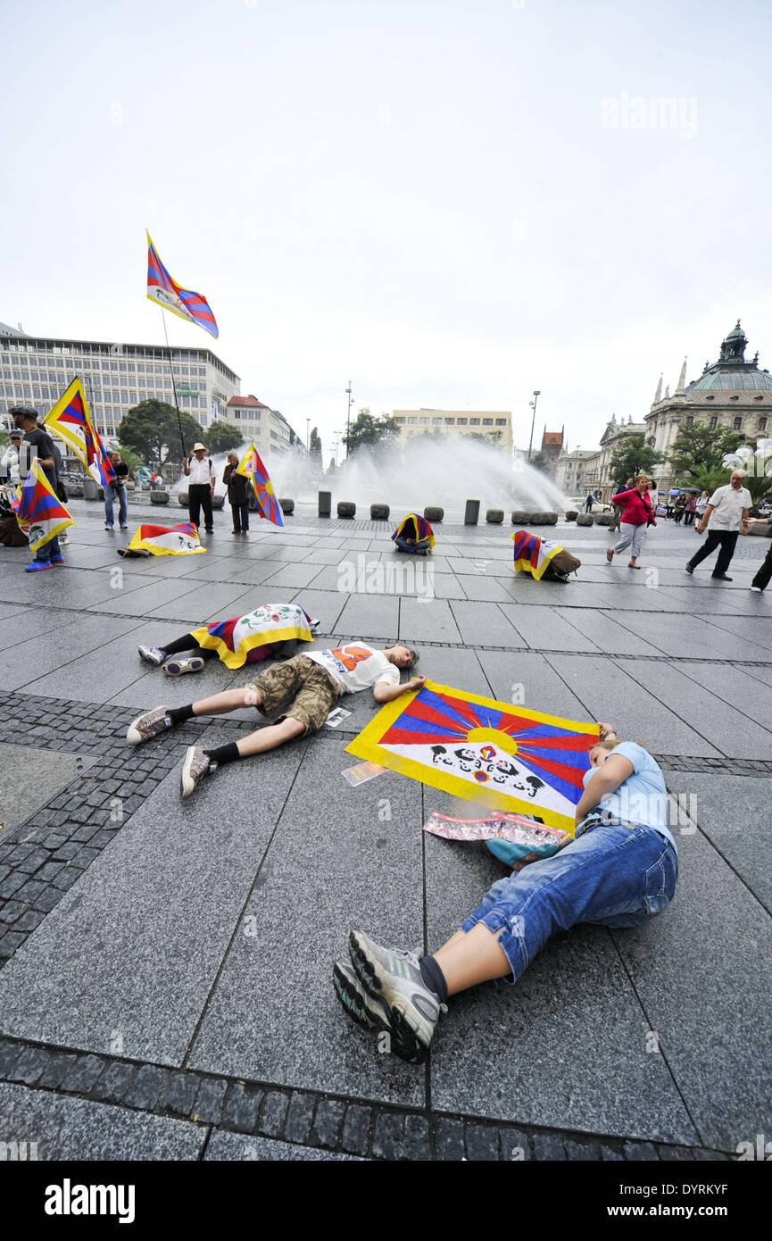 Flashmob dimostrazione per "Pace in Tibet' sul Stachus a Monaco di Baviera, 2012 Foto Stock