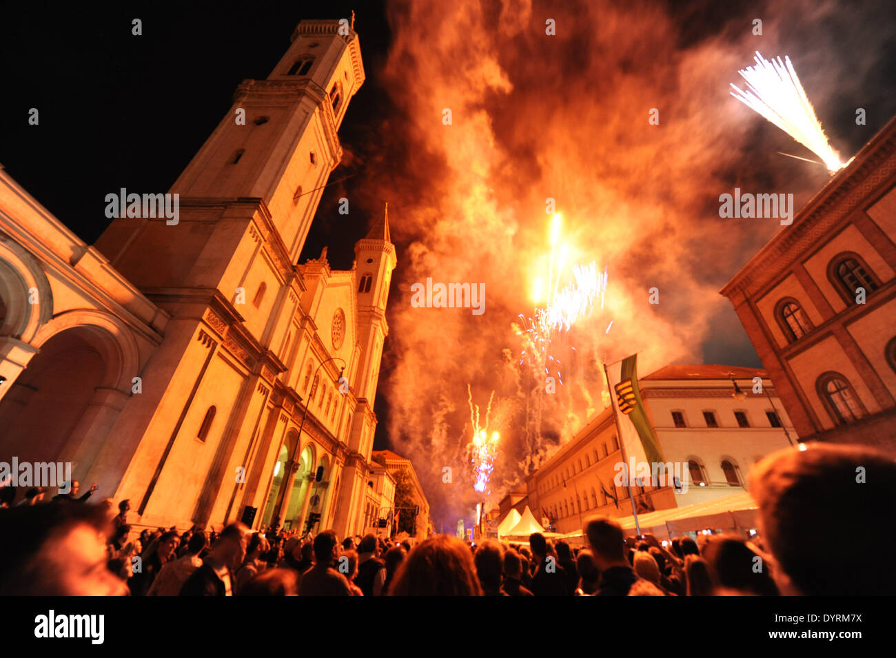 Fuochi d'artificio di celebrazioni del Giorno dell'unità tedesca di Monaco di Baviera, 2012 Foto Stock