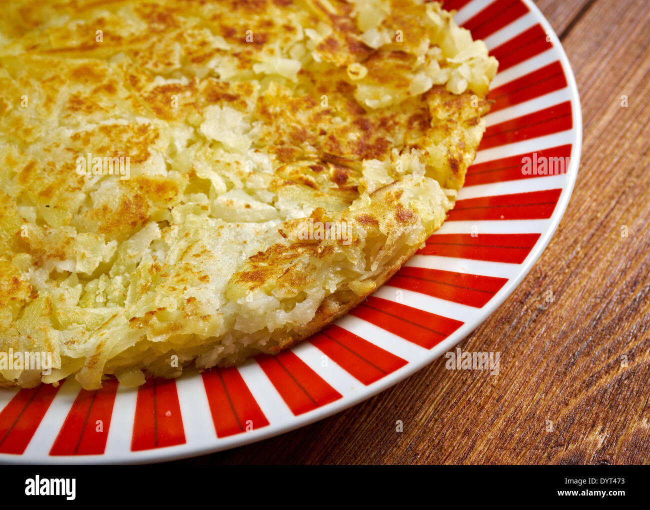 Roesti svizzero su di una piastra.primo piano cucina di campagna Foto Stock