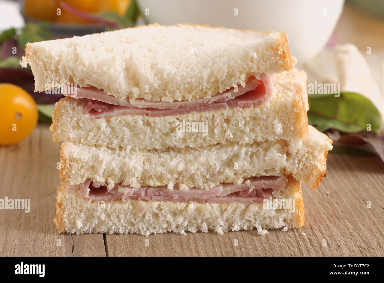 Stile rustico tagliato a mano panino di prosciutto fatto con pane fatto in casa Foto Stock