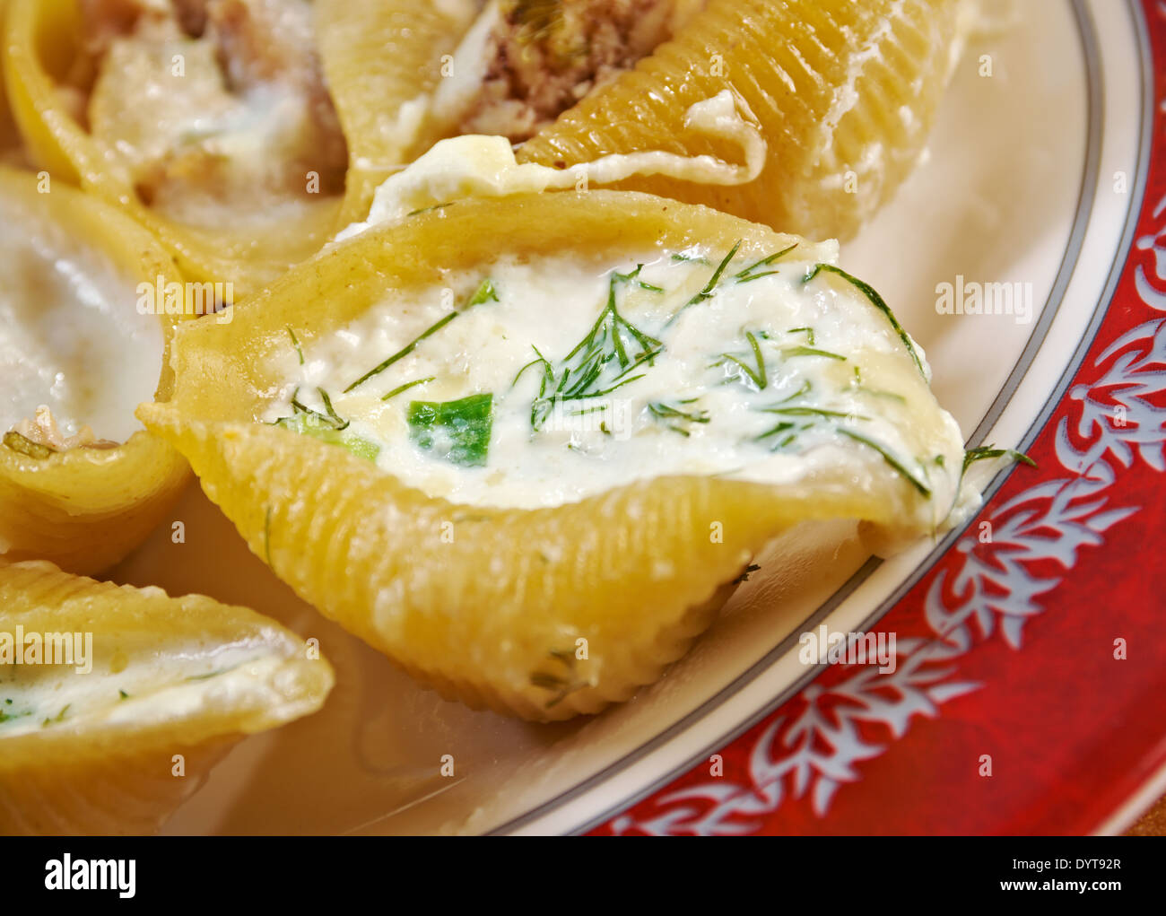 Conchiglioni rigati di pollo ripieno di formaggio e. Foto Stock