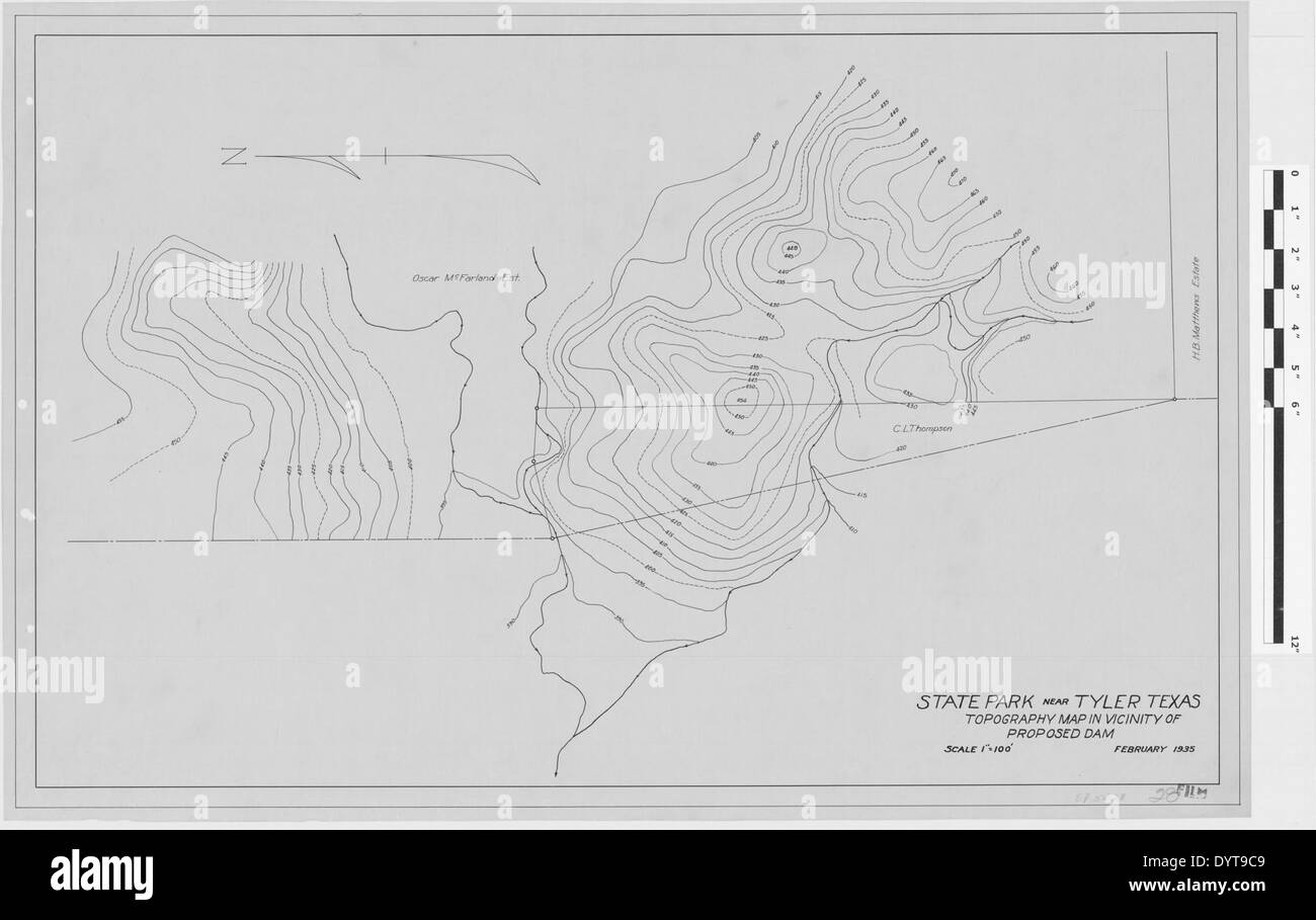 Questa mappa topografica illustra l'area che circonda il Tyler State Park in Texas, con la posizione proposta di una diga. La mappa fornisce dettagli sui contorni e le caratteristiche del terreno, che sono stati presi in considerazione per la costruzione della diga. Foto Stock