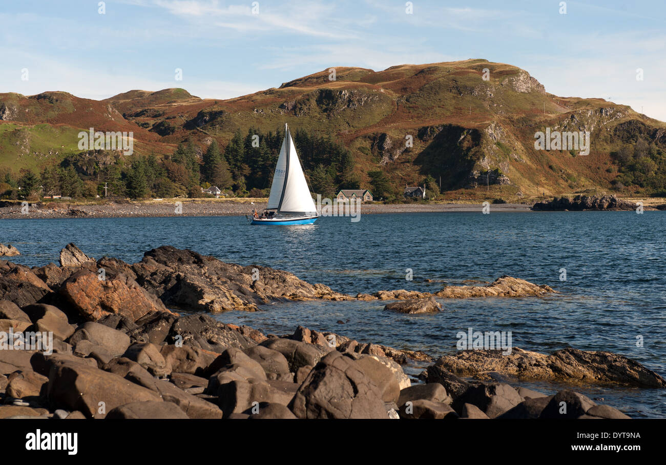 Un set di yacht di vele da Easdale isola durante il mondo pietra campionato scrematura.Easdale, Scotland, Regno Unito. 29 Sett 2013. Foto Stock