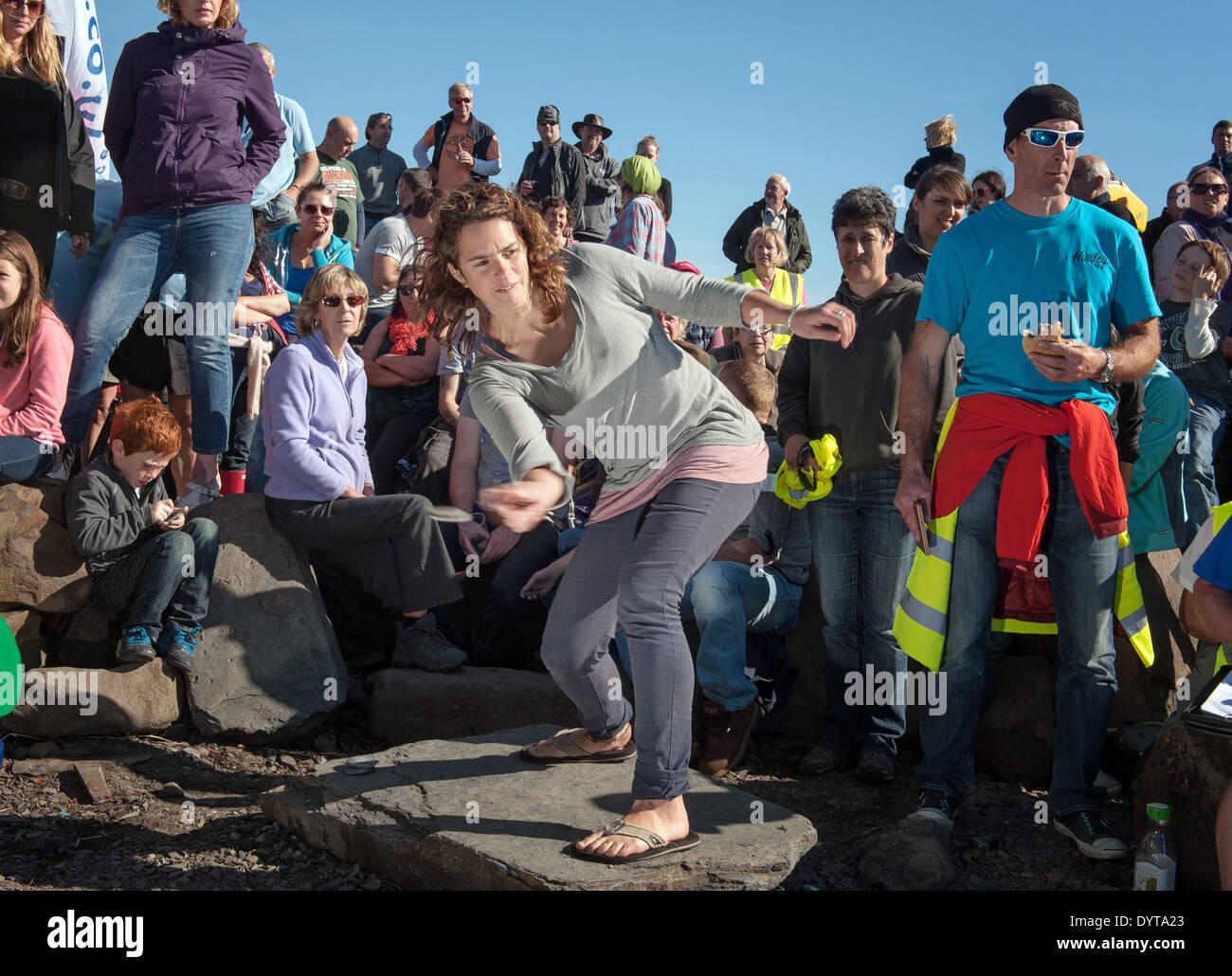 Una donna prende parte al mondo la scrematura di pietra campionato.Easdale, Scotland, Regno Unito. 29 Sett 2013. Foto Stock