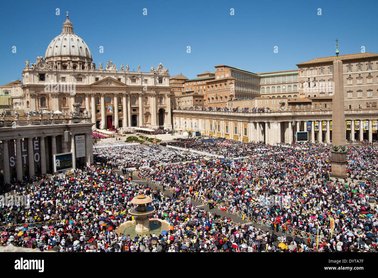 Papa Benedetto XVI celebra la Messa per la beatificazione di Giovanni Paolo II in Piazza San Pietro.Città del Vaticano,roma,l'Italia. Foto Stock