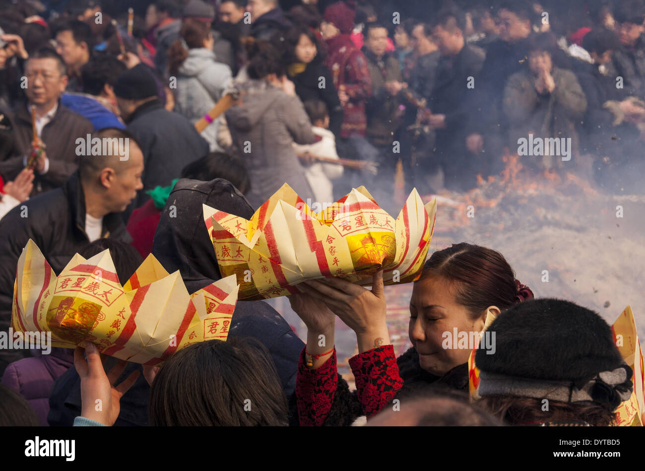 I fedeli pregano con bruciare incenso presso il tempio Longhua in Shanghai Foto Stock