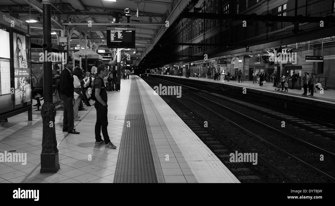 La piattaforma del treno nella stazione di Flinders, Melbourne, Victoria, Australia Foto Stock