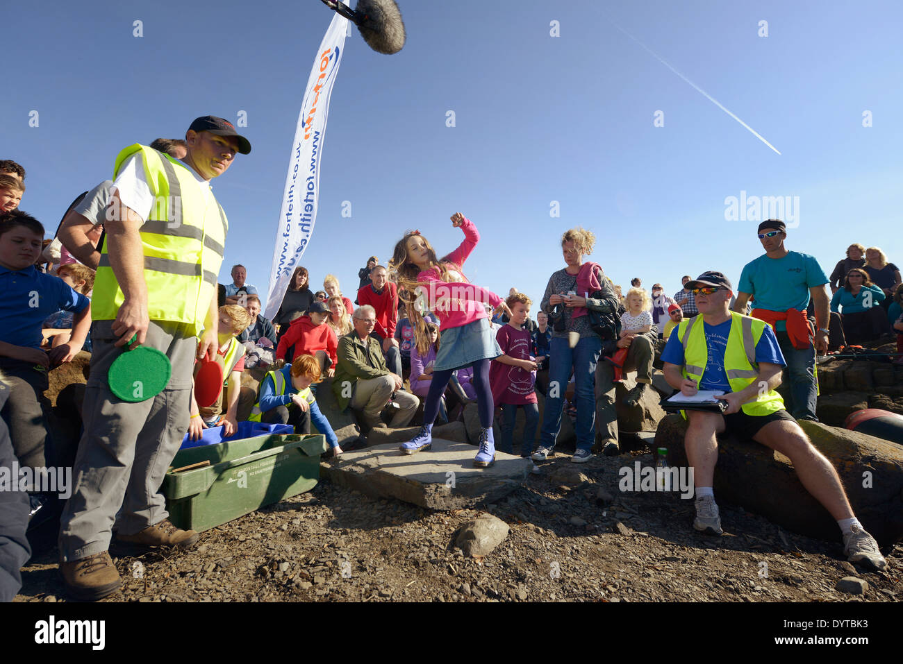 Una giovane ragazza prende parte al mondo la scrematura di pietra campionato.Easdale, Scotland, Regno Unito. 29 Sett 2013. Foto Stock