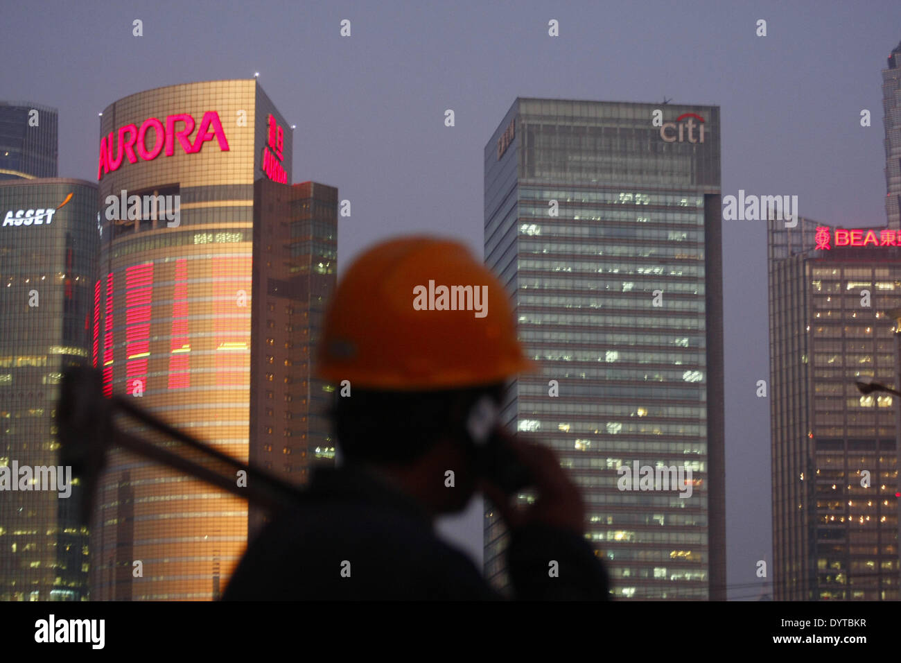 Un lavoratore utilizza il suo telefono cellulare al Bund a Shanghai il 23 Nov 09 Foto Stock