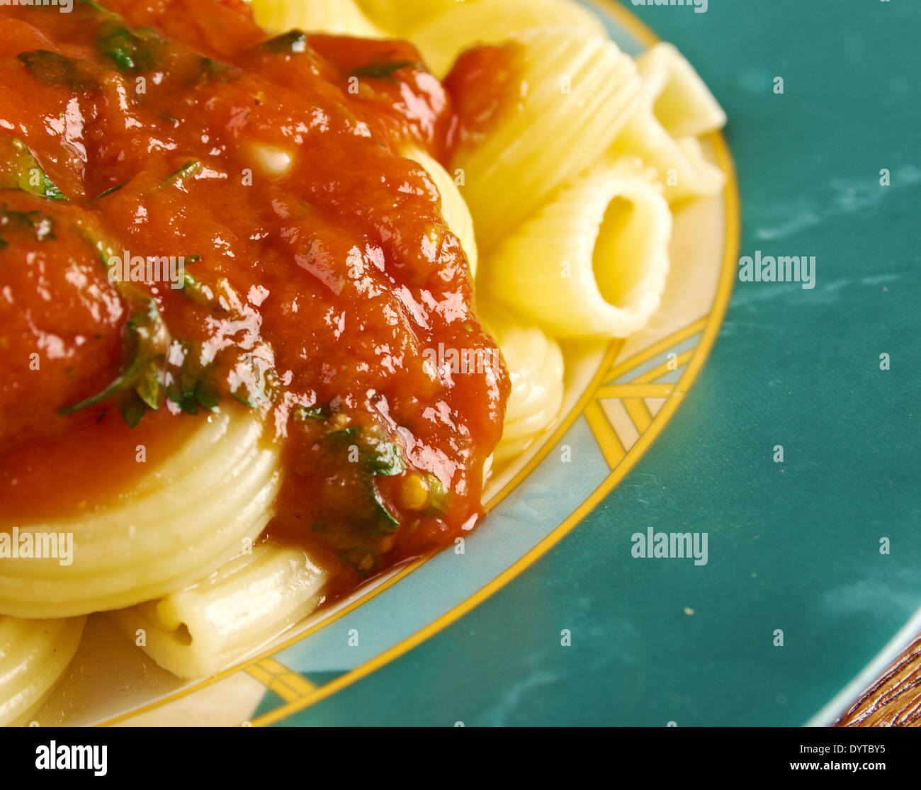 La pasta italiana Le pipe rigate con marinara o salse a base di carne e le carni bovine Foto Stock