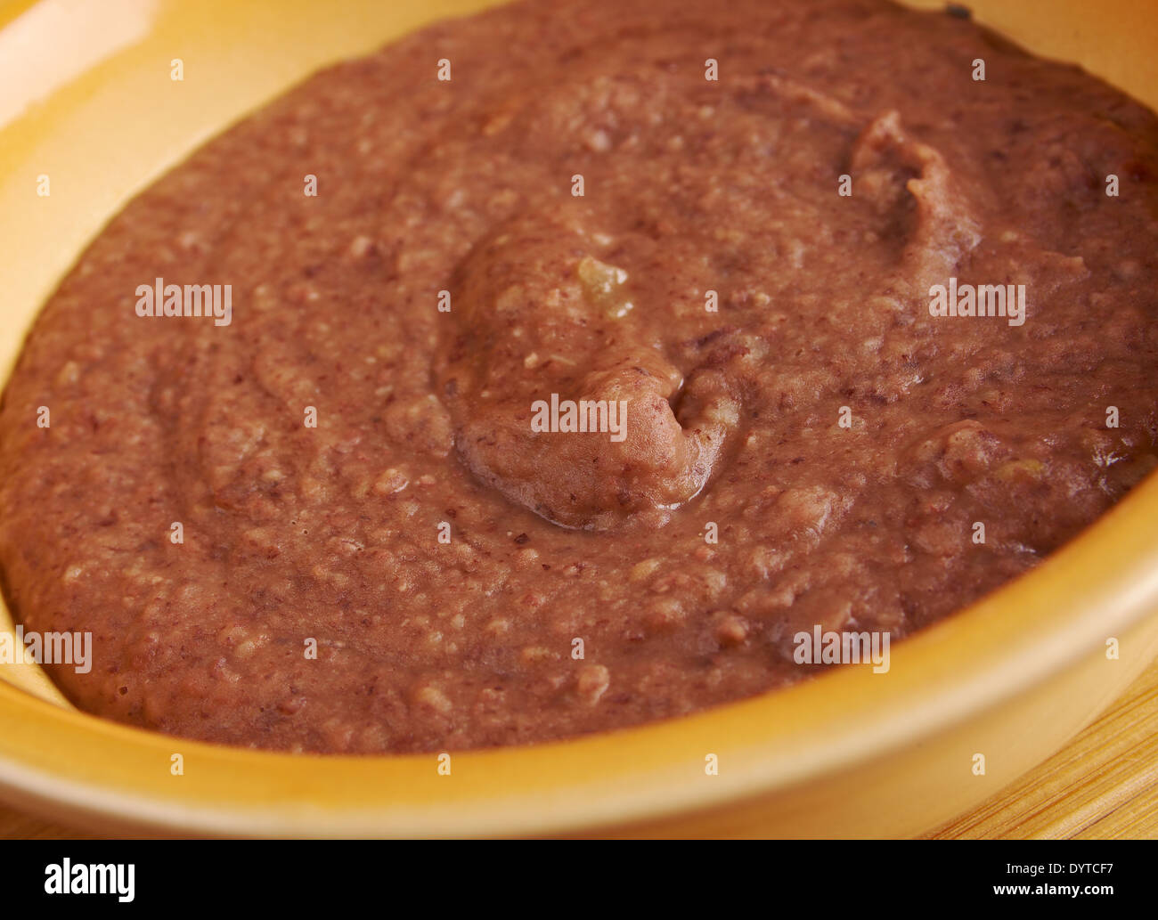 Refried fagioli di piatto cucinato e pestò fagioli e è un tradizionale fiocco di messicani e cucina tex-mex Foto Stock