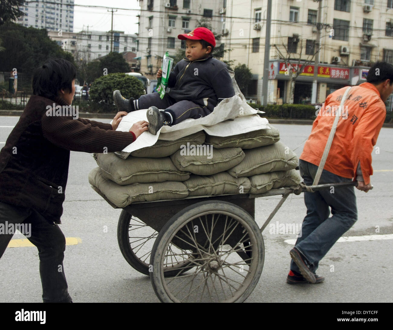 Un paio di cale un capretto utilizzando un carrello su una strada a Shanghai il 3 marzo 2009 Foto Stock