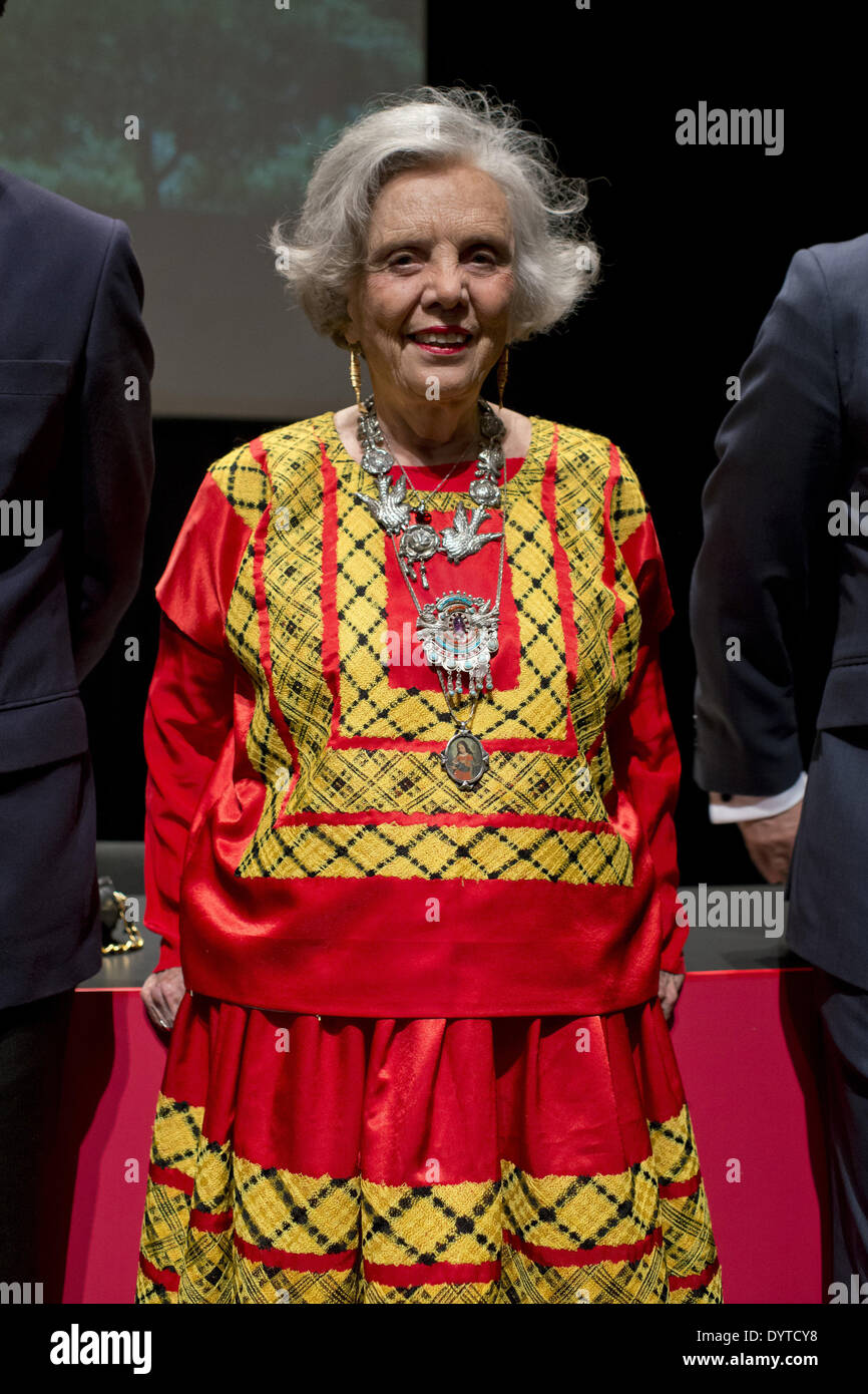 Madrid, Spagna. 23 apr 2014. Scrittrice messicana Elena Poniatowska ricevendo il premio Cervantes 2014 a Alcala de Henares University, periferia di Madrid, Spagna, 23 aprile 2014. Cervantes premio viene assegnato ogni anno a onorare la carriera di un insigne scrittore in lingua spagnola. Poniatowska indossa un abito realizzato da indiginous donne di Juchitan (Oaxaca, Messico), ussually scelto per le occasioni solenni. (Foto di Oscar Gonzalez/NurPhoto) © Oscar Gonzalez/NurPhoto/ZUMAPRESS.com/Alamy Live News Foto Stock