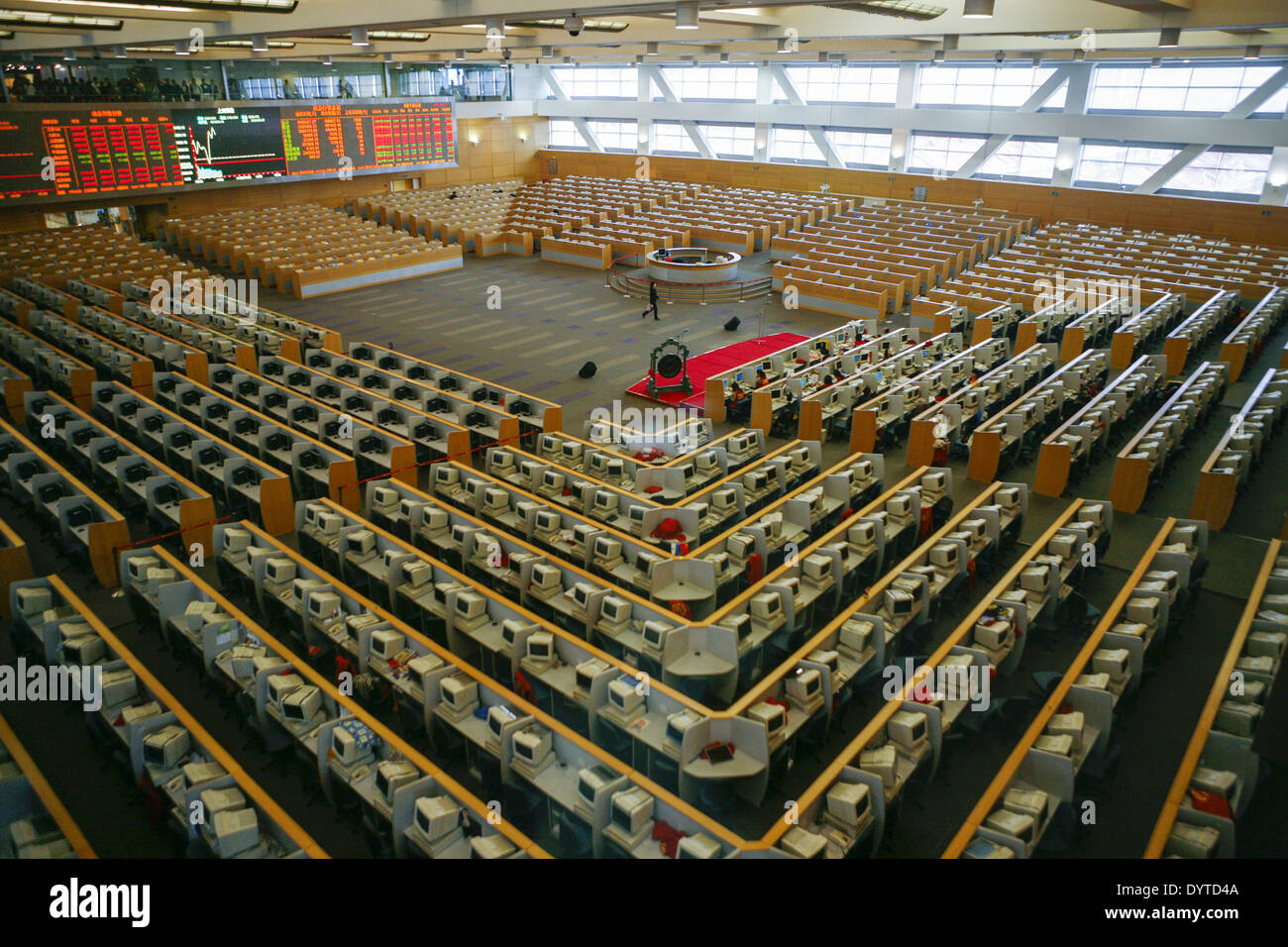 Il lavoro dei dipendenti al piano commerciale di Shanghai Stock Exchange in Shanghai Foto Stock