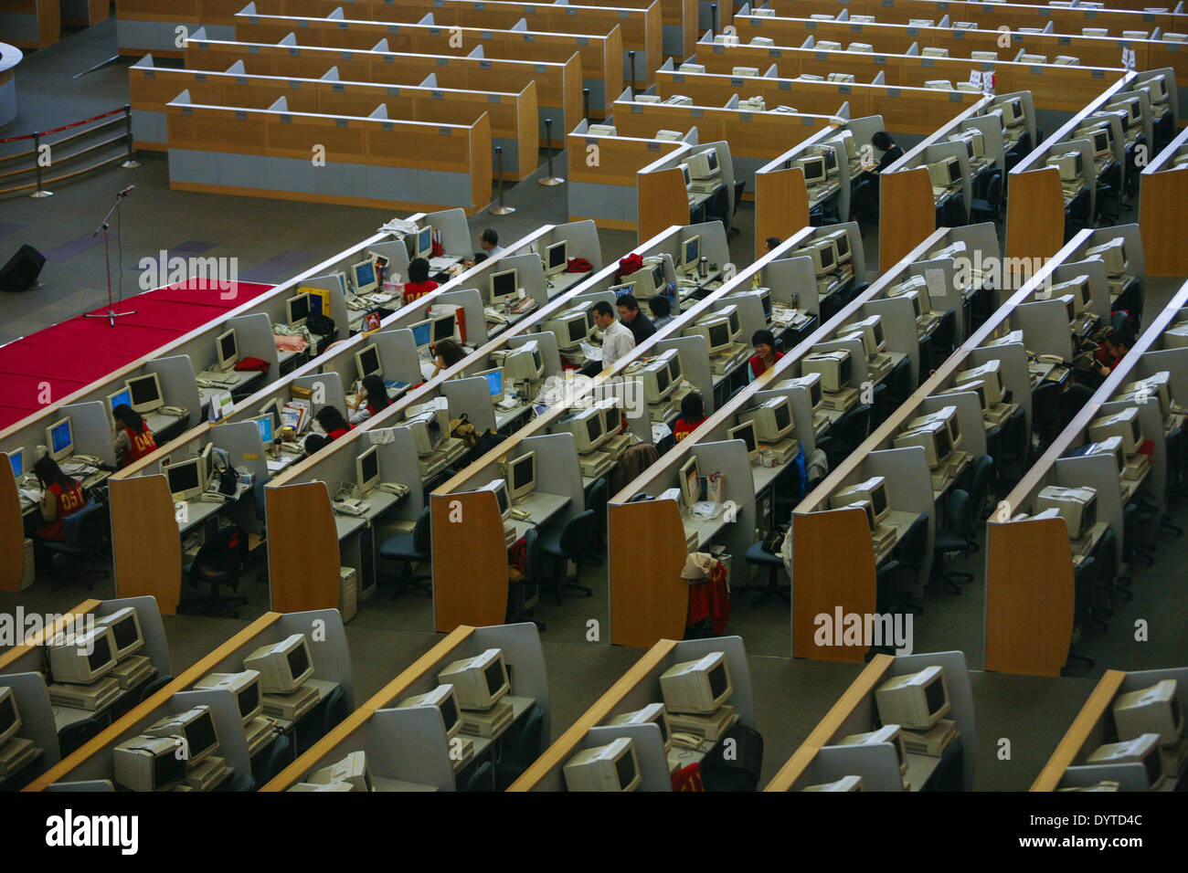 Il lavoro dei dipendenti al piano commerciale di Shanghai Stock Exchange in Shanghai Foto Stock