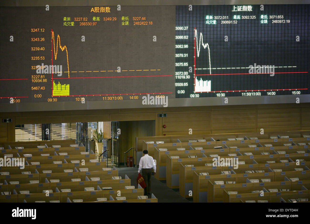 Un broker lascia il trading floor della Shanghai Stock Exchange in Shanghai Foto Stock