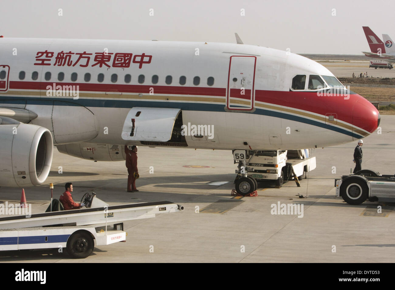 Aeroporto di membri di equipaggio del servizio una China Eastern Airline aereo all'Aeroporto Internazionale di Shanghai Pudong il 22 Nov 2007 Foto Stock