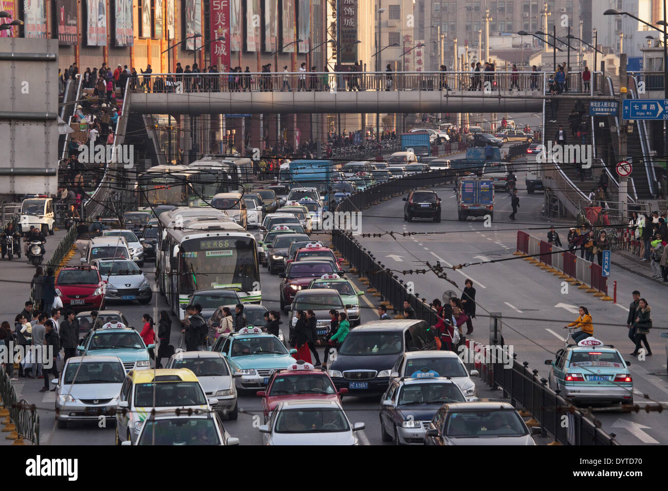 Padestrians attraversare una strada in ora di punta in un mercato all'ingrosso area Foto Stock