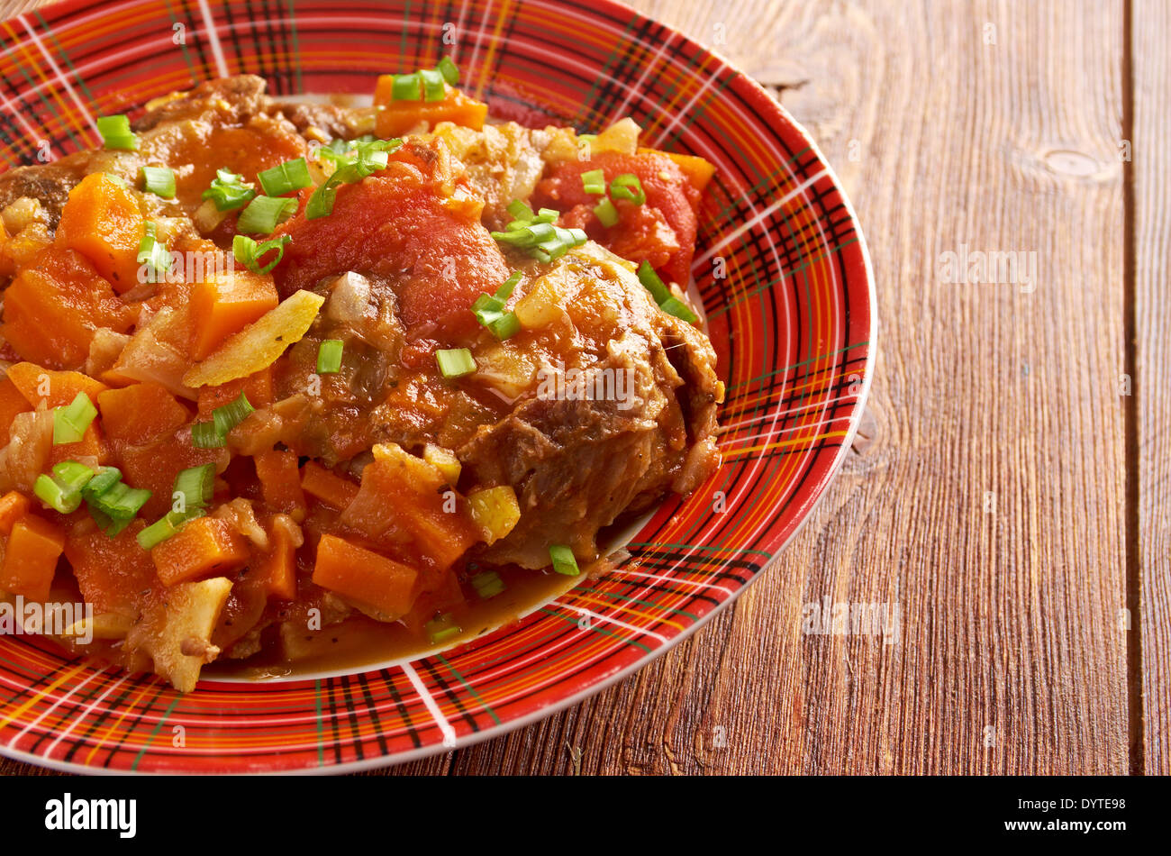 Ossobuco - English Cucina paese .specialità milanese di cross-tagliare i gambi di vitello brasato con verdure Foto Stock