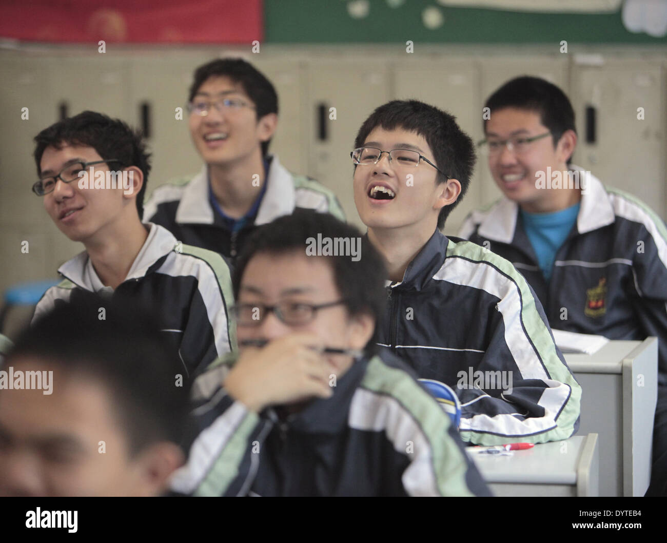 Gli studenti reagiscono in una classe di inglese a Fuxing Secondong School a Shanghai il 8 novembre 2011 Foto Stock