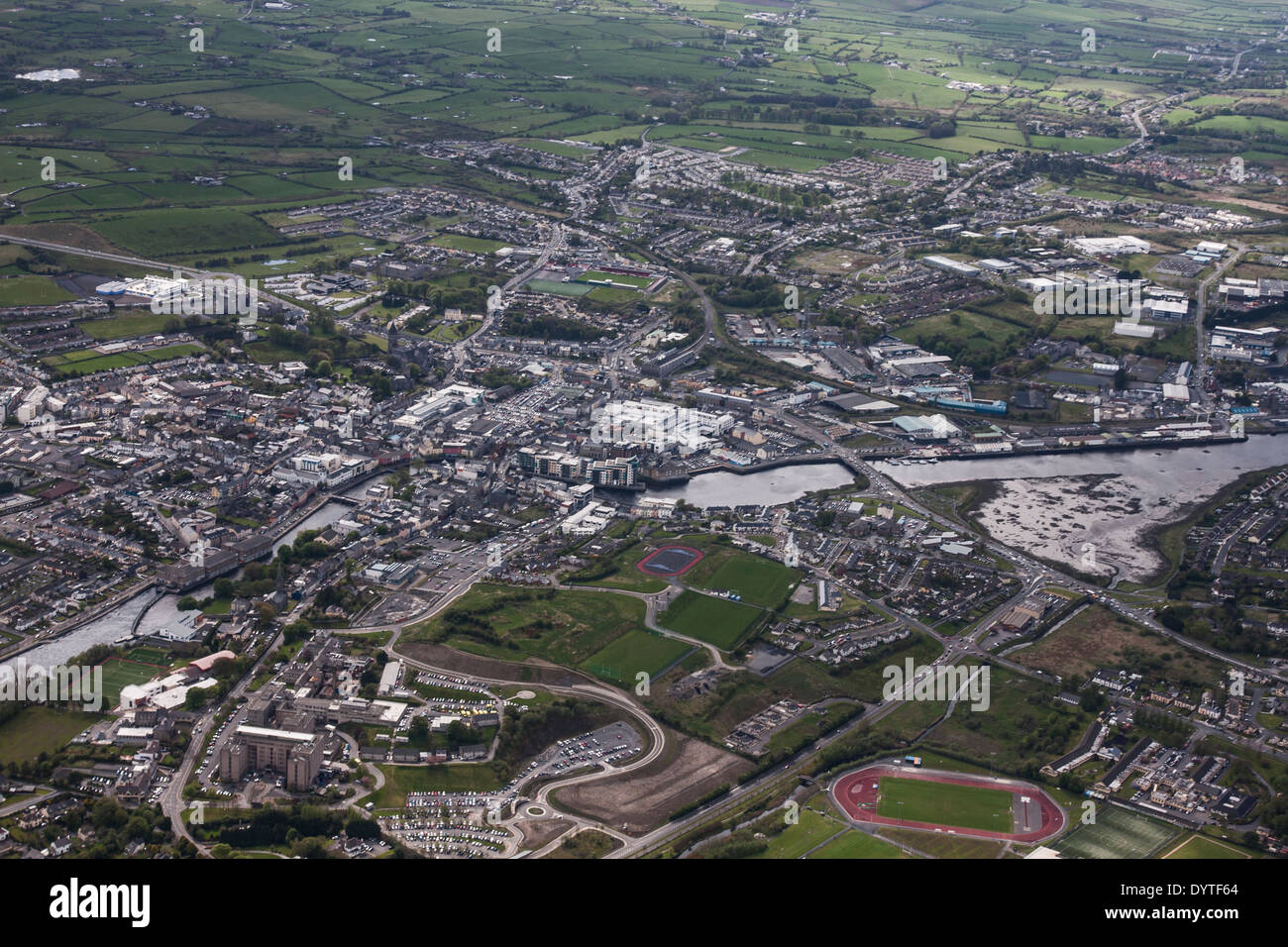 Dall'aria, Sligo, Irlanda, 10 maggio 2013, Garvogue sul fiume e la città di Sligo Foto Stock