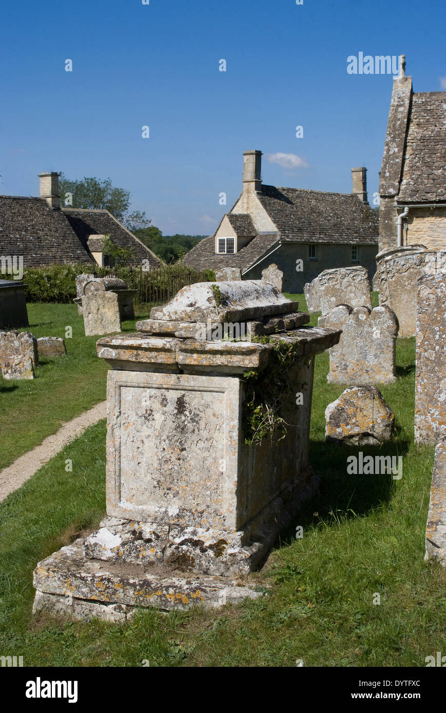Chiesa di Santa Maria e il cimitero, Swinbrook, Oxfordshire Foto Stock