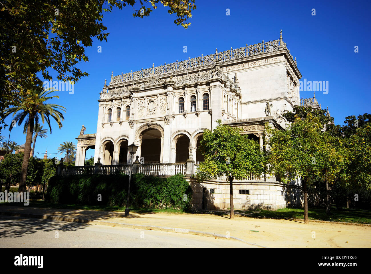 Vista frontale del museo archeologico (Museo Arqueologico), Siviglia, Andalusia, Spagna, Europa occidentale. Foto Stock
