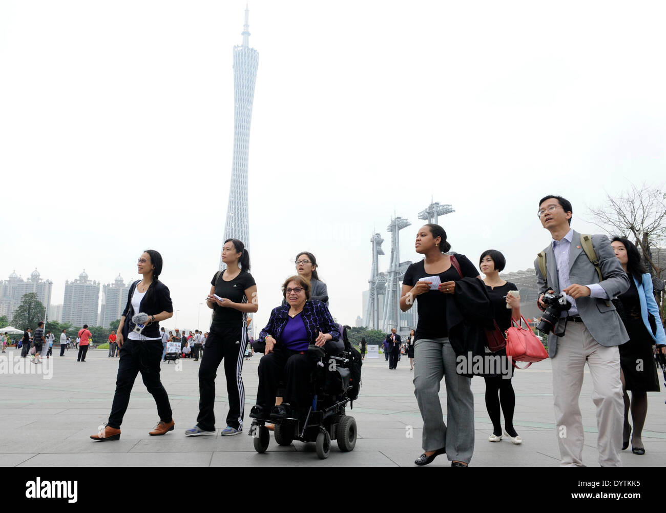 In Guangzhou, la Cina della provincia di Guangdong. Xxv Aprile, 2014. Judith Heumann (3a L, anteriore), consulente speciale internazionale per i diritti dei portatori di handicap di U.S. Dipartimento di Stato, visiti il Fiore Piazza della Città di Guangzhou, la capitale del sud della Cina di Provincia di Guangdong, 25 aprile 2014. Judith sarà discutere e condividere la sua esperienza con i cittadini cinesi durante il suo soggiorno qui. Credito: Liang Xu/Xinhua/Alamy Live News Foto Stock