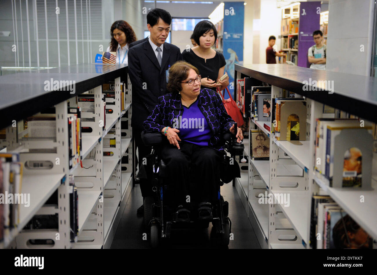 In Guangzhou, la Cina della provincia di Guangdong. Xxv Aprile, 2014. Judith Heumann (anteriore), consulente speciale internazionale per i diritti dei portatori di handicap di U.S. Dipartimento di Stato, visita la libreria di Guangzhou in Guangzhou, la capitale del sud della Cina di Provincia di Guangdong, 25 aprile 2014. Judith sarà discutere e condividere la sua esperienza con i cittadini cinesi durante il suo soggiorno qui. Credito: Liang Xu/Xinhua/Alamy Live News Foto Stock