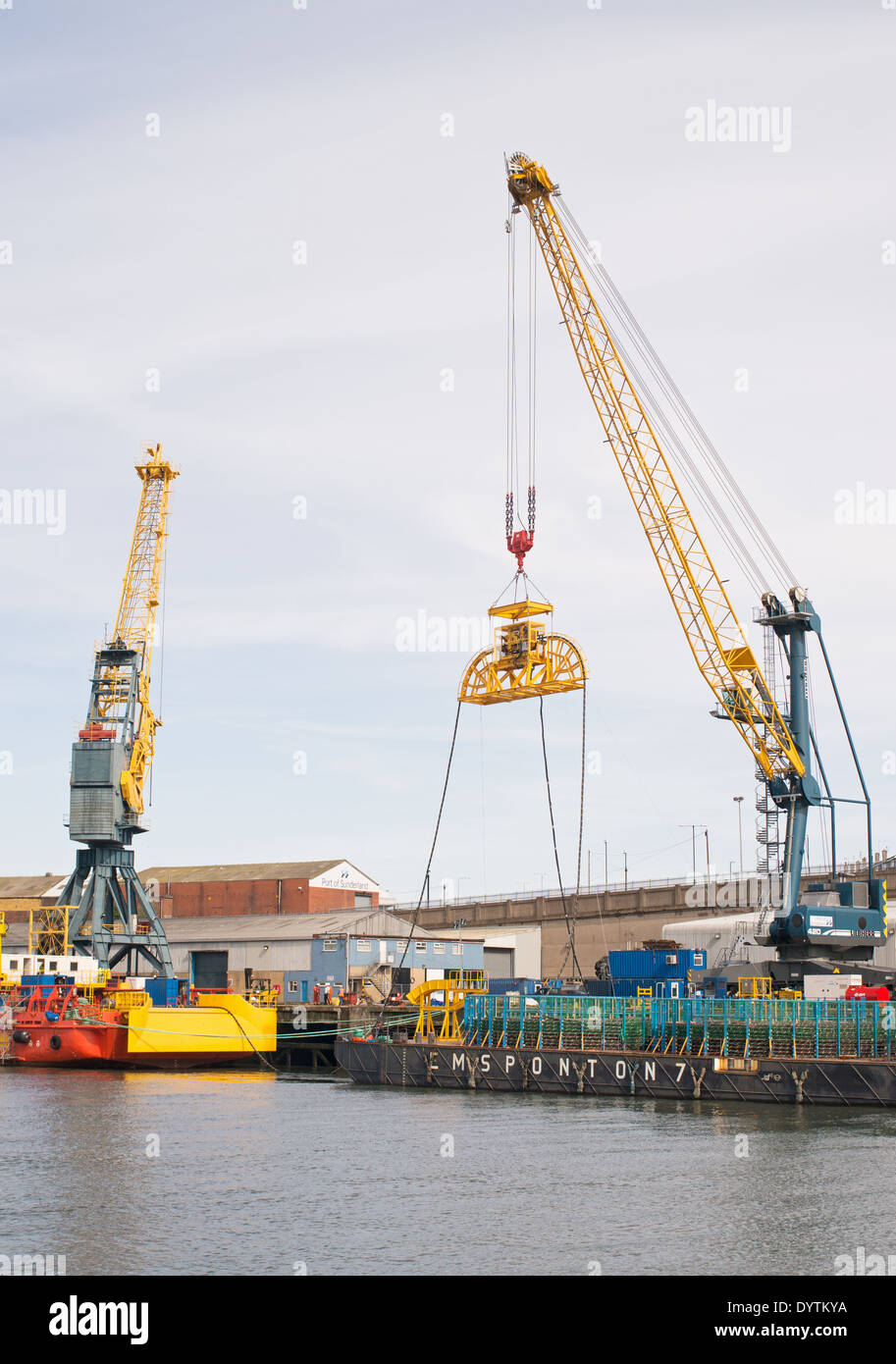 Liebherr gru 420 e inclus EMS Ponton 7 utilizzati nell'industria offshore Porto di Sunderland Regno Unito Inghilterra Foto Stock
