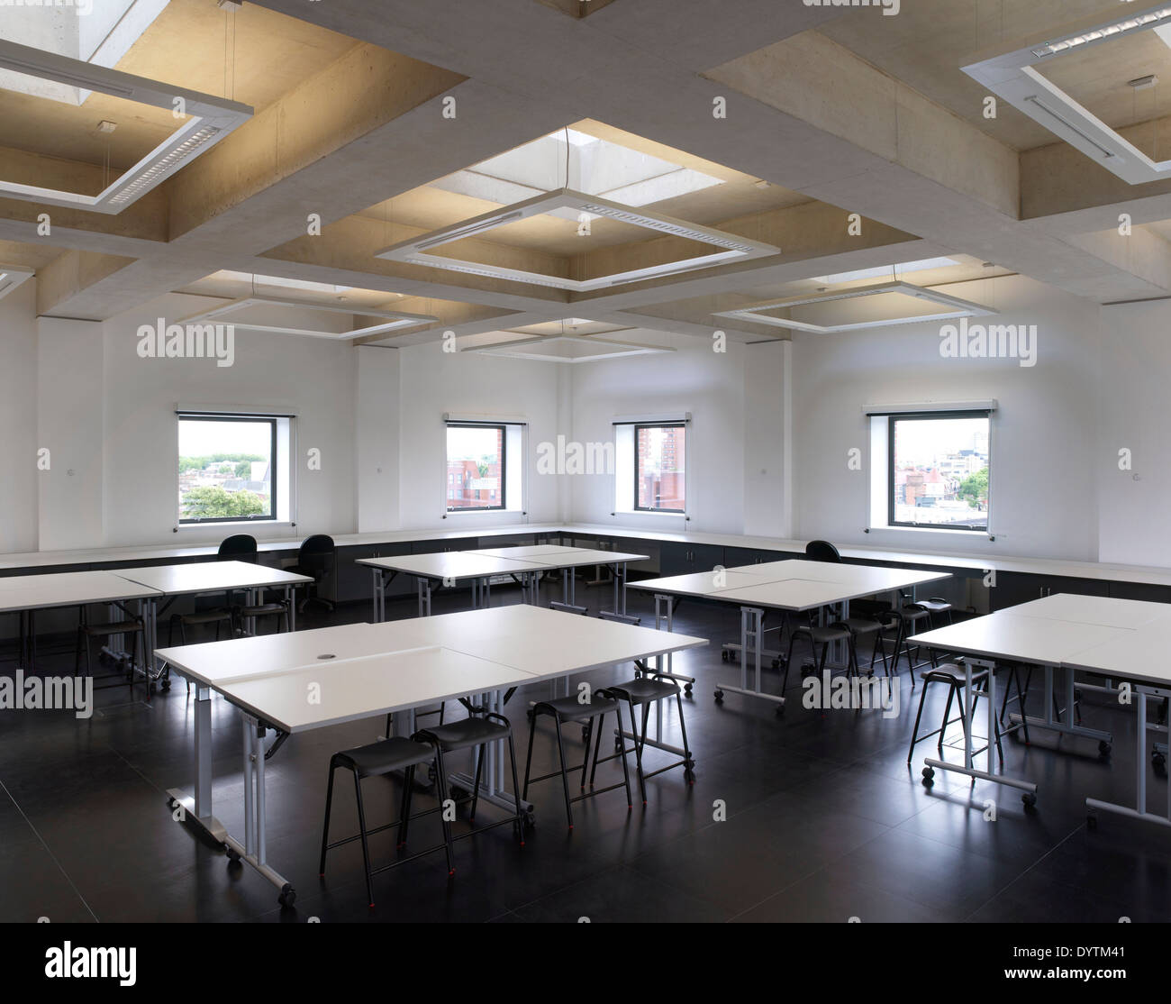 Banchi di scuola in camera, Kensington e Chelsea College Hortensia Road, il Chelsea Londra Foto Stock