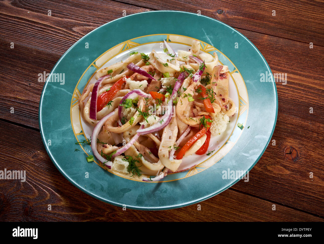Calamari in padella. Cucina mediterranea.arrosto di calamari con verdure Foto Stock
