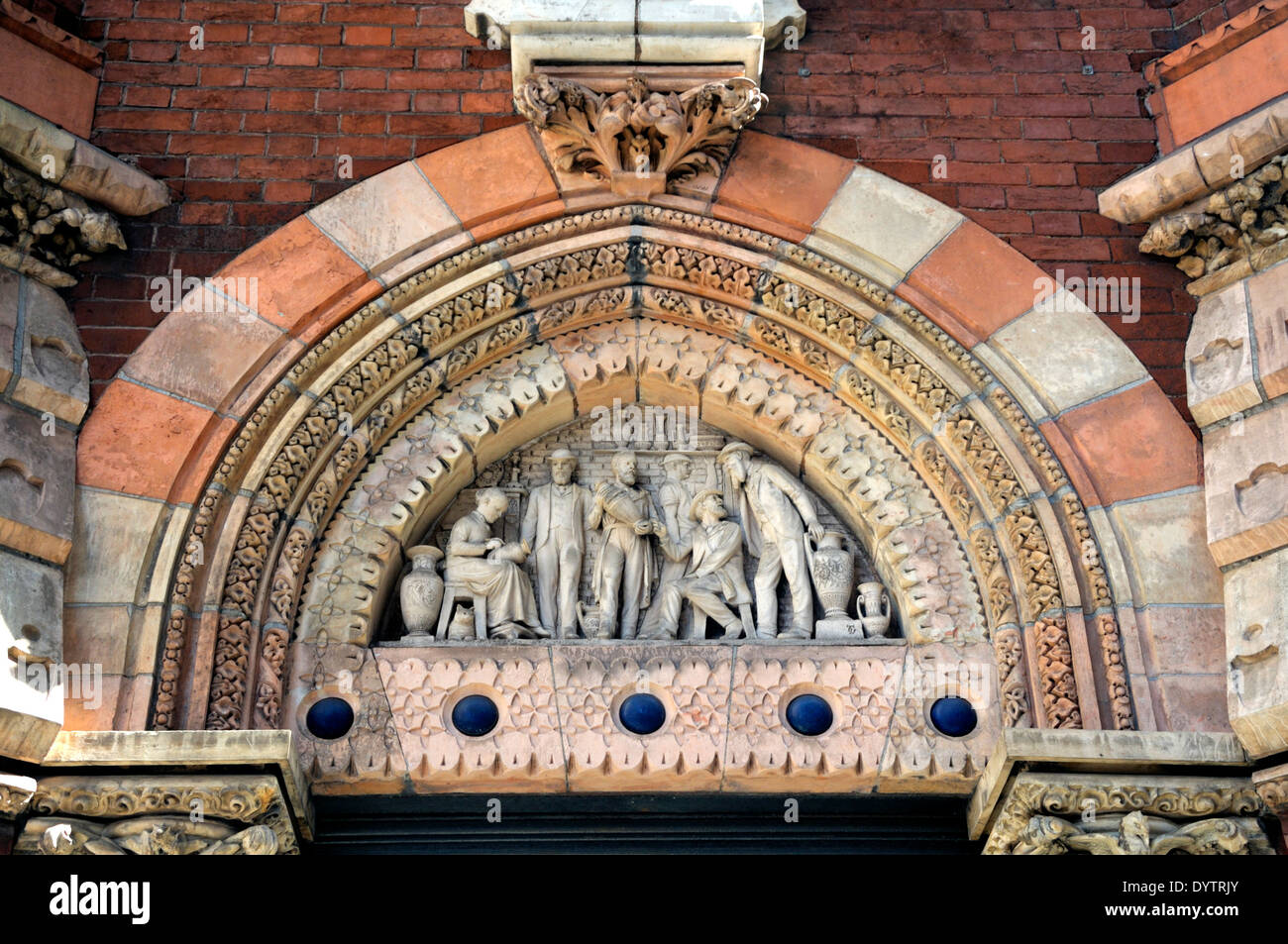 Londra, Inghilterra, Regno Unito. Southbank Casa / La Doulton edificio (1878) a Lambeth High Street. Dettaglio sopra la porta che mostra potters Foto Stock