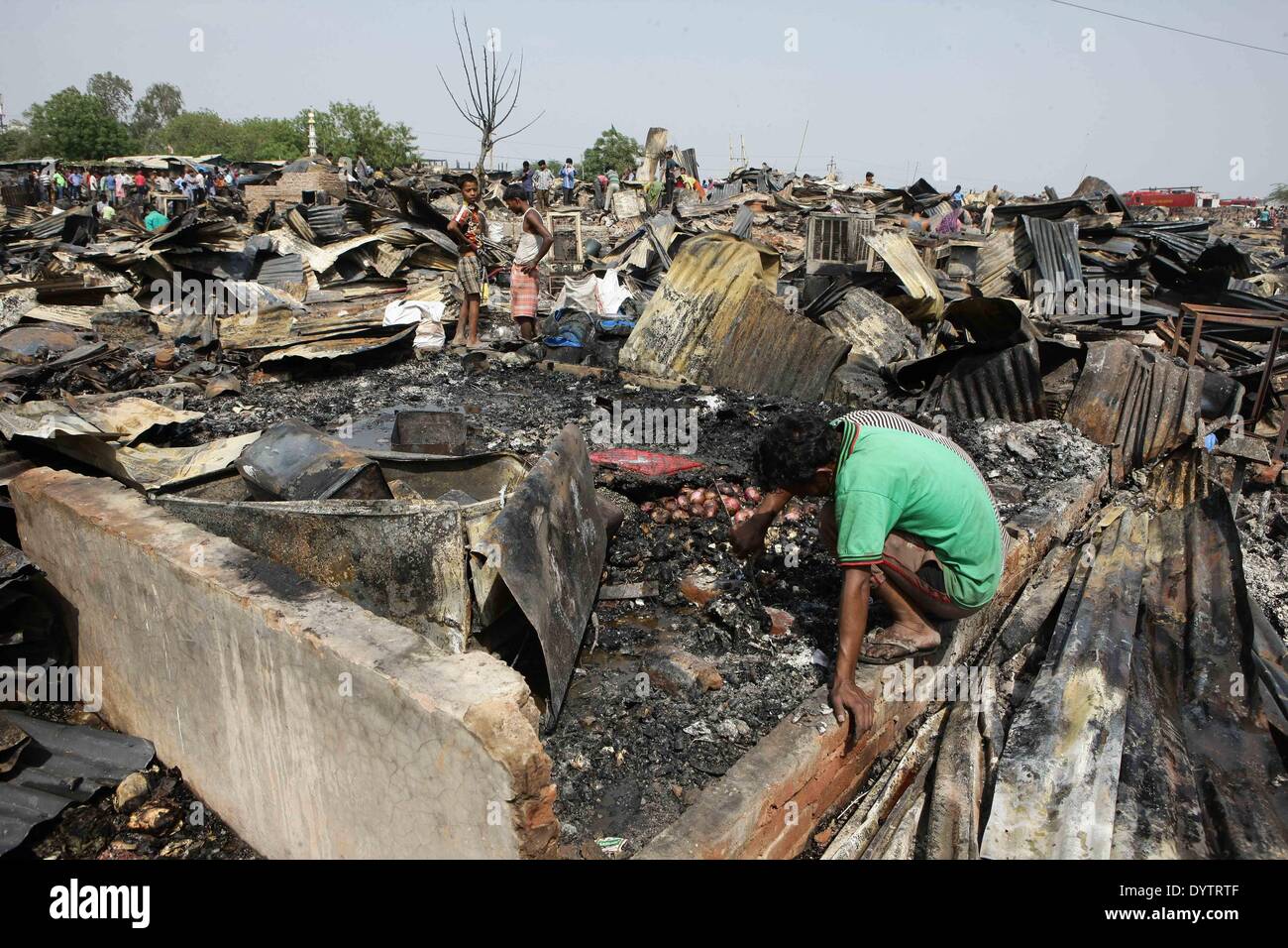 New Delhi, India. Xxv Aprile, 2014. Residenti cercare i loro averi dopo un incendio in una delle baraccopoli cluster nel sud di New Delhi Vasant Kunj area, l'India, il 25 aprile 2014. Il fuoco senza visceri intorno 500 hutments, un funzionario detto. Incidenti o lesioni personali è stato riferito finora. Credito: Zheng Huansong/Xinhua/Alamy Live News Foto Stock