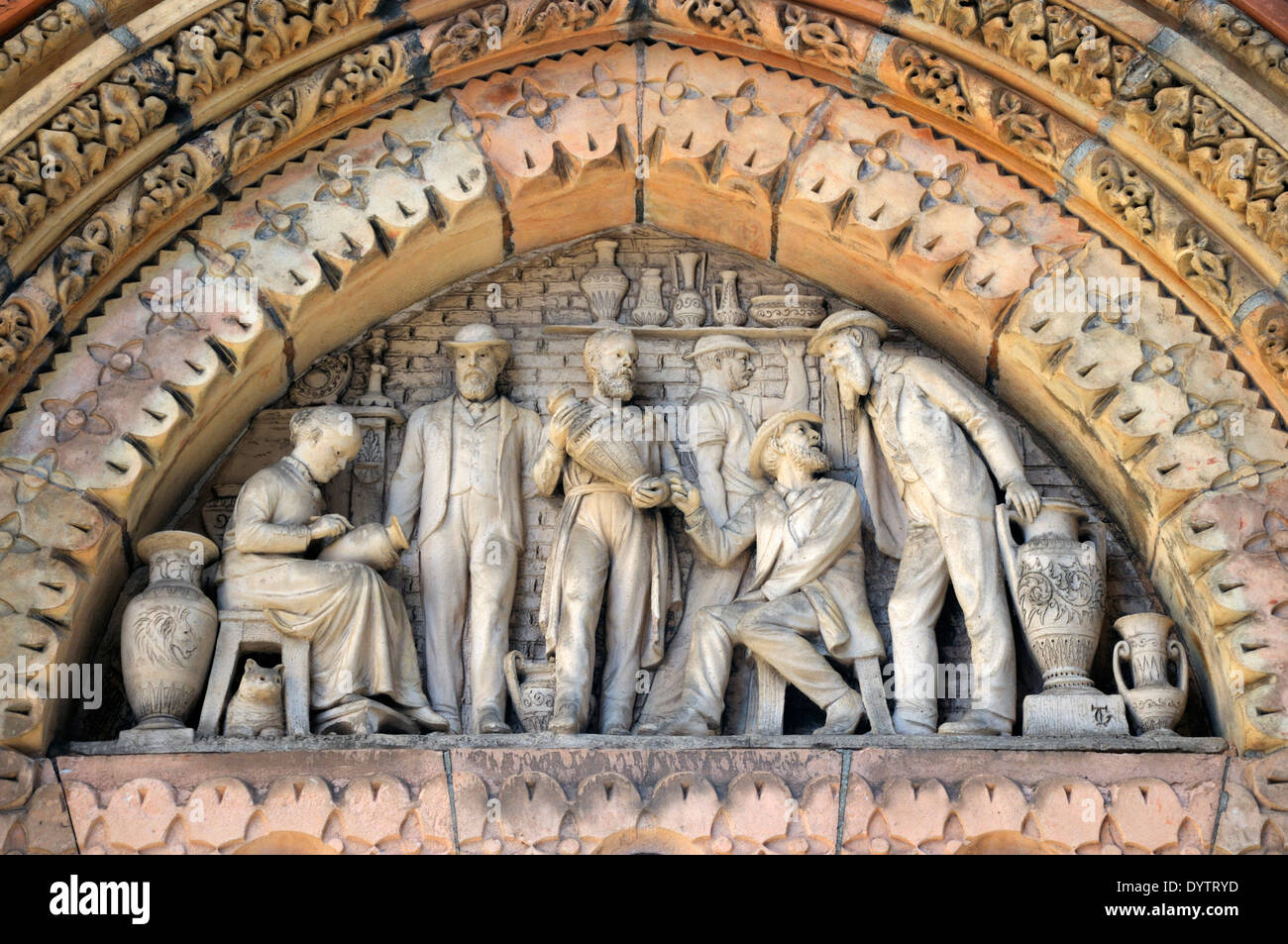 Londra, Inghilterra, Regno Unito. Southbank Casa / La Doulton edificio (1878) a Lambeth High Street. Dettaglio sopra la porta che mostra potters Foto Stock