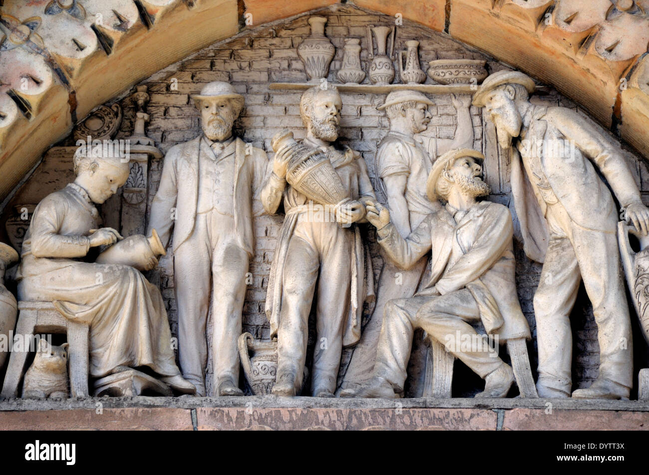 Londra, Inghilterra, Regno Unito. Southbank Casa / La Doulton edificio (1878) a Lambeth High Street. Dettaglio sopra la porta che mostra potters Foto Stock