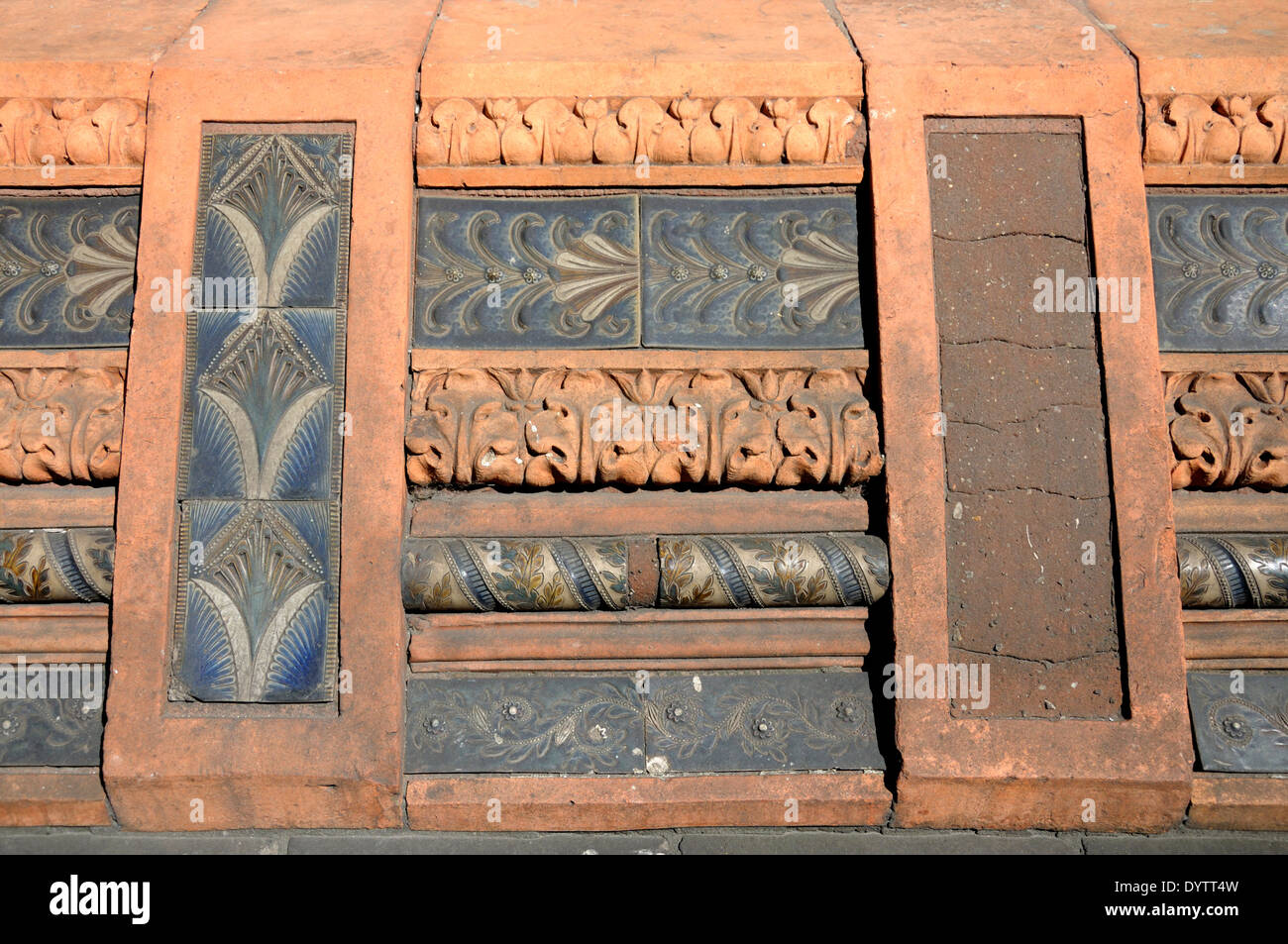 Londra, Inghilterra, Regno Unito. Southbank Casa / La Doulton edificio (1878) a Lambeth High Street. I dettagli di ceramica sul davanzale Foto Stock
