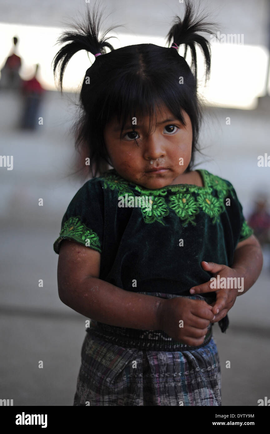 Maya ragazza indigeni in Tierra Linda, Solola, Guatemala. Foto Stock