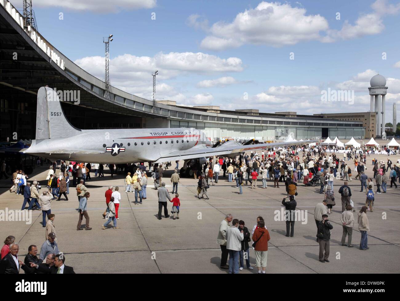 Festa per commemorare il sessantesimo anniversario della 'fine del airlift' all'Aeroporto di Tempelhof Foto Stock