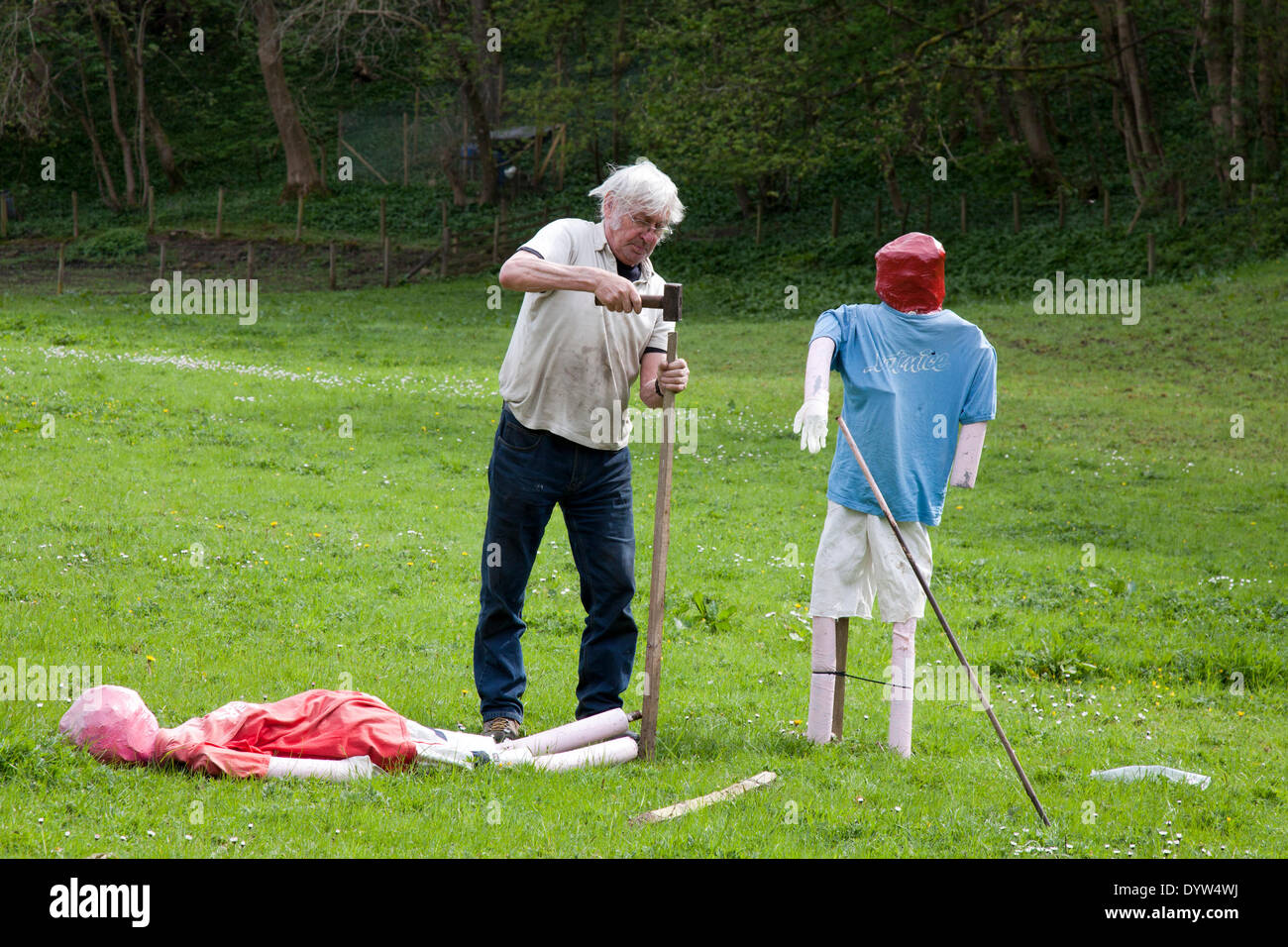 Wray, Lancaster, Regno Unito XXV Aprile, 2014. Signor Bill Bowman costruire un tableux come ottenere i preparativi in corso per l'Wray Spaventapasseri Festival, con il tema "Heroes & Villains' che si apre sabato 26 aprile, 2014 per una serie di eventi tra cui 10 km, Spaventapasseri parata e luna park. The scarecrow Festival, istituito nel 1995, si svolge ogni anno durante la settimana che precede il giorno di maggio quando c'è una fiera. Durante la settimana ci sono bevande servita quotidianamente nella sala del villaggio e una sfilata dei giganti. Molti dei paesani condizionati scarecrows all'esterno. Credito: Mar fotografico/Alamy Live ne Foto Stock