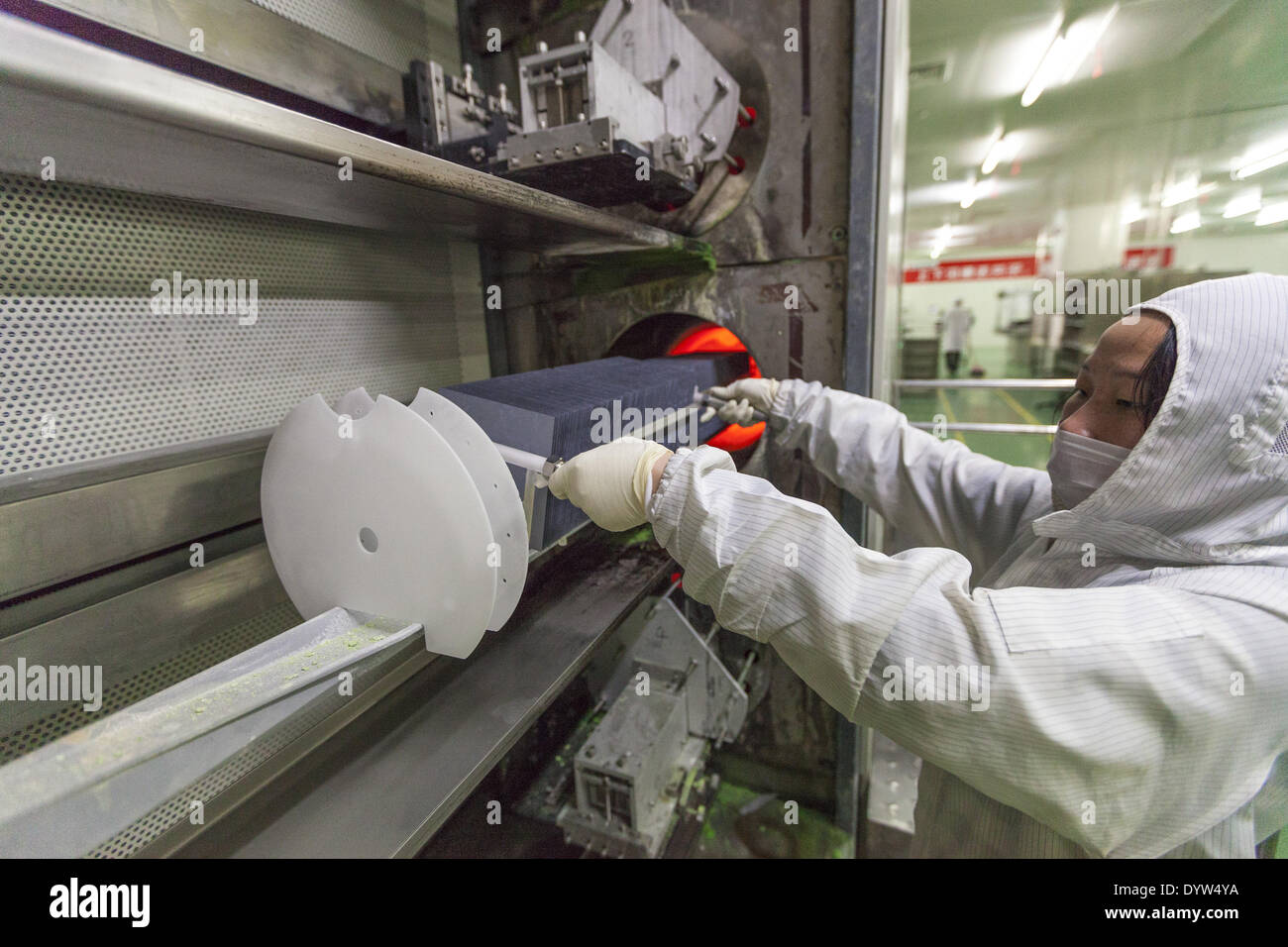 Un lavoratore wafer carichi di un forno in fase di diffusione Foto Stock
