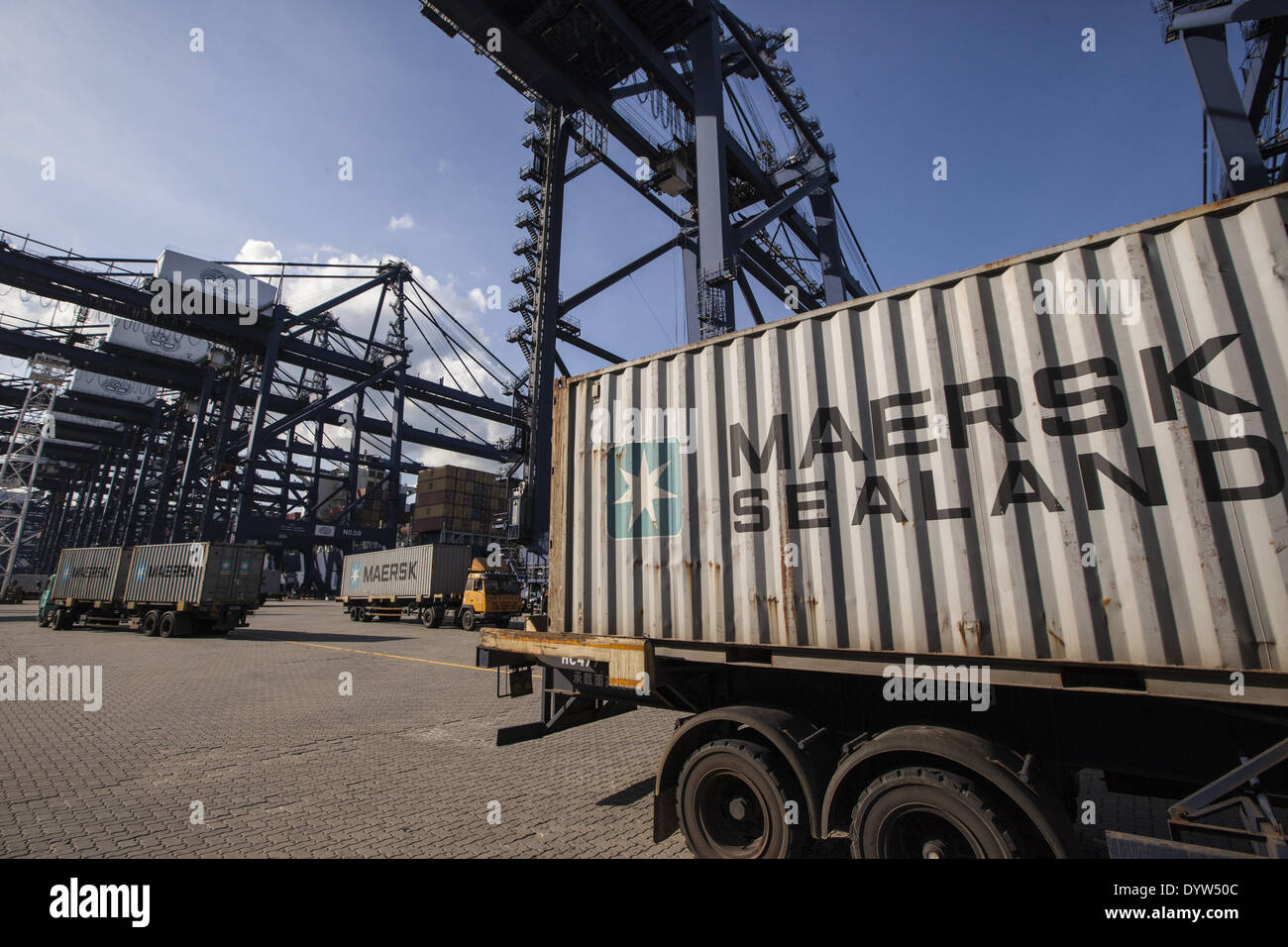 Manovella contenitori carichi sul trattore a Shenzhen Yantian dell International terminal per container su 12 Luglio Foto Stock
