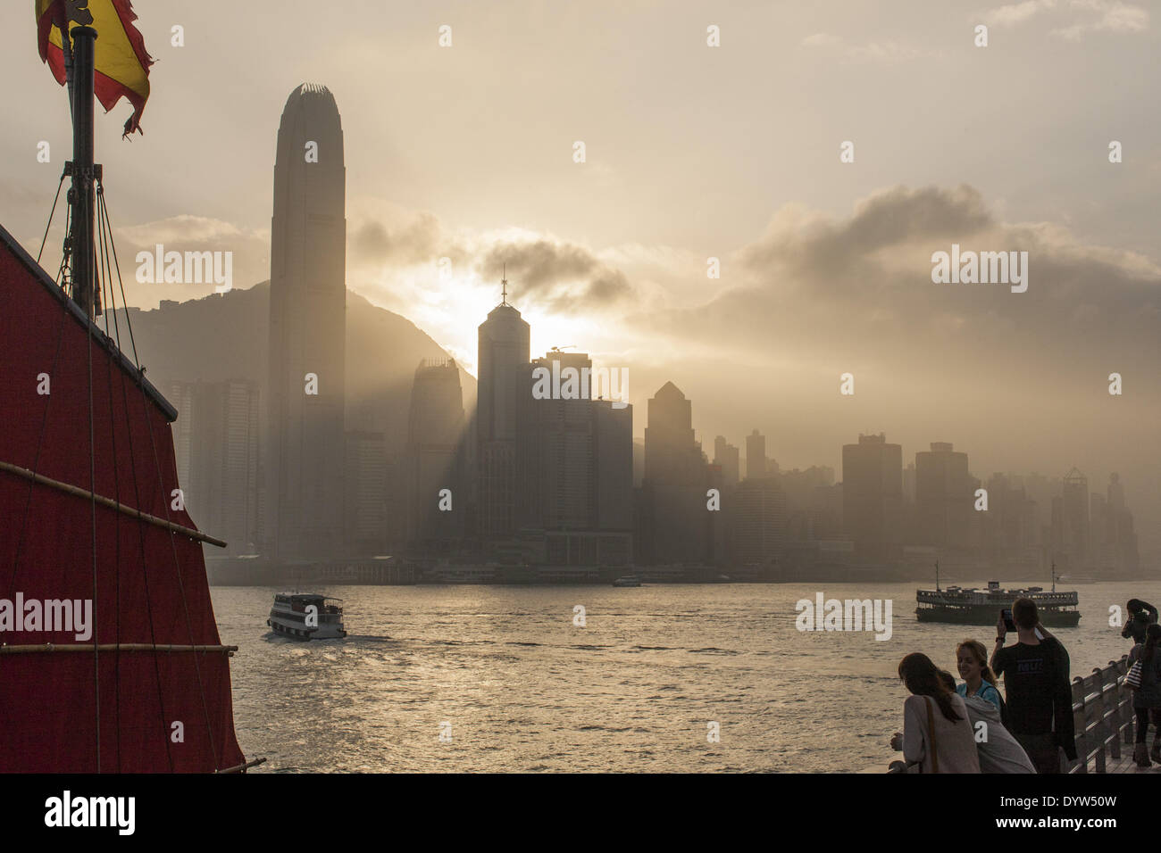 Tourist prende le immagini di Hong Kong di Victoria Harbour, 2012 Foto Stock