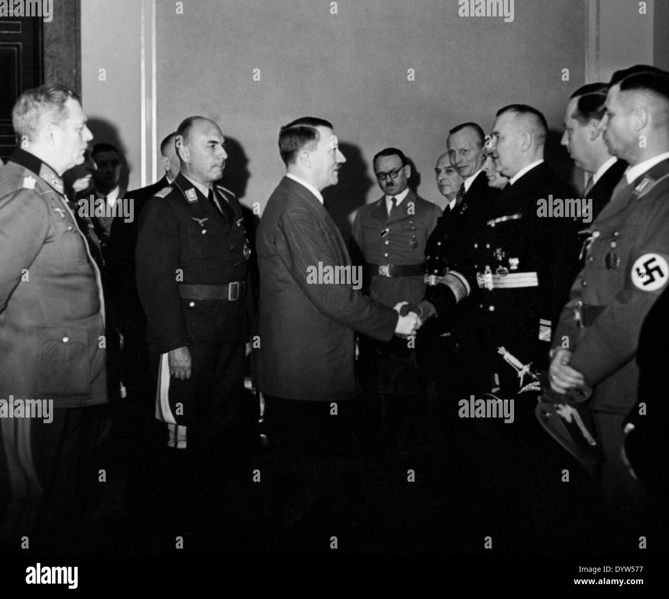Adolf Hitler con i rappresentanti dell'industria degli armamenti, 1940 Foto Stock