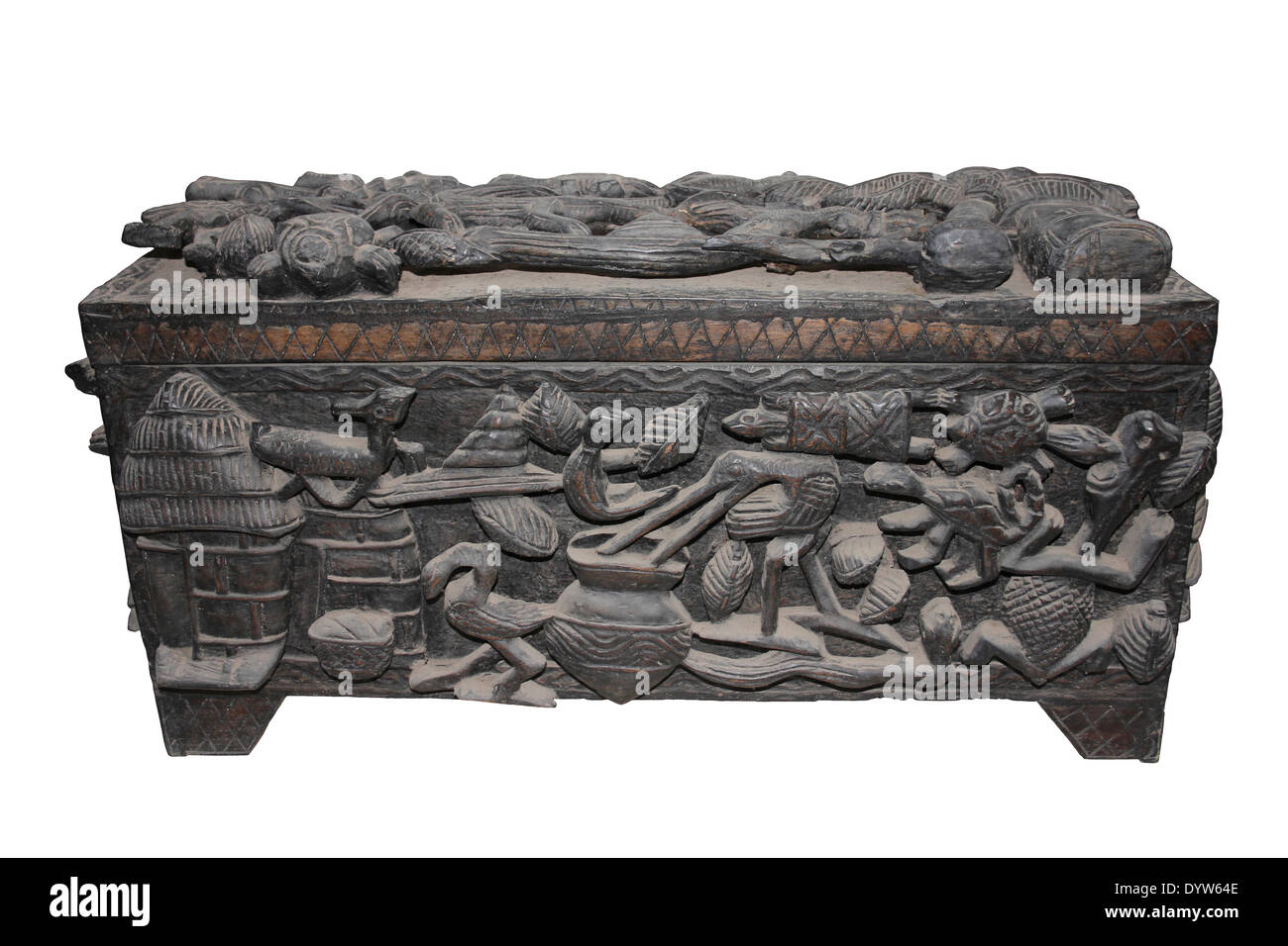 Legno intagliato torace africana raffiguranti oggetti dalla vita del villaggio e gli animali Foto Stock