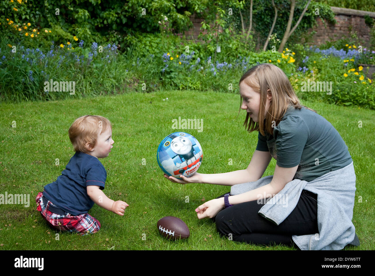 I bambini di giocare e divertirsi in un giardino in estate. Foto Stock