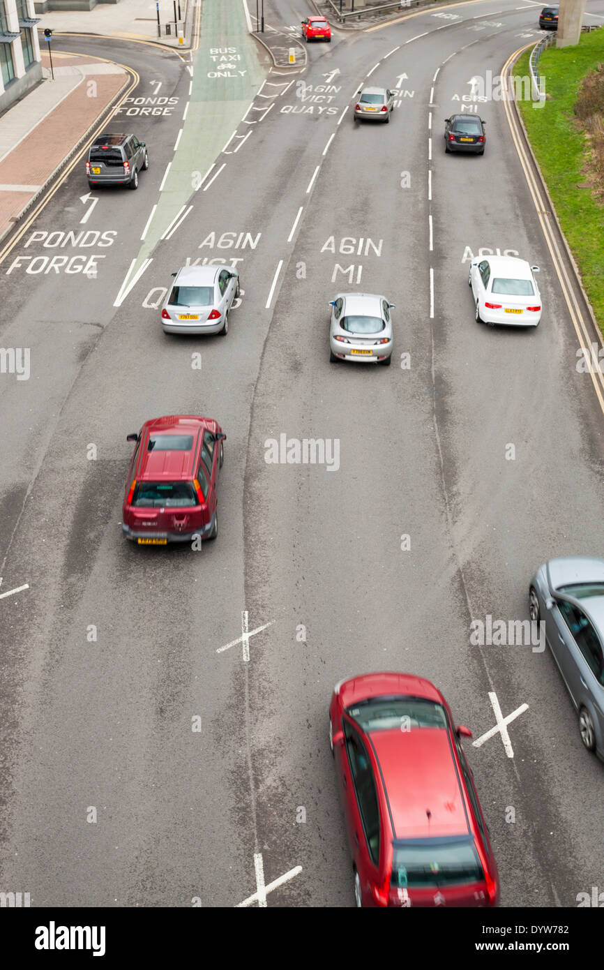 Il traffico in movimento dal di sopra. Quattro corsie di automobili su una strada a Sheffield, England, Regno Unito Foto Stock