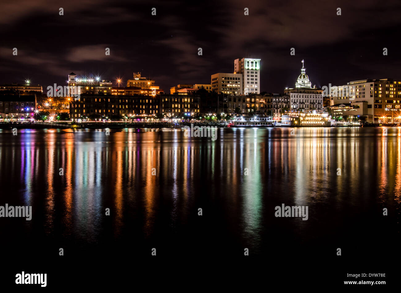 Savannah, Georgia Skyline attraverso il fiume di notte Foto Stock