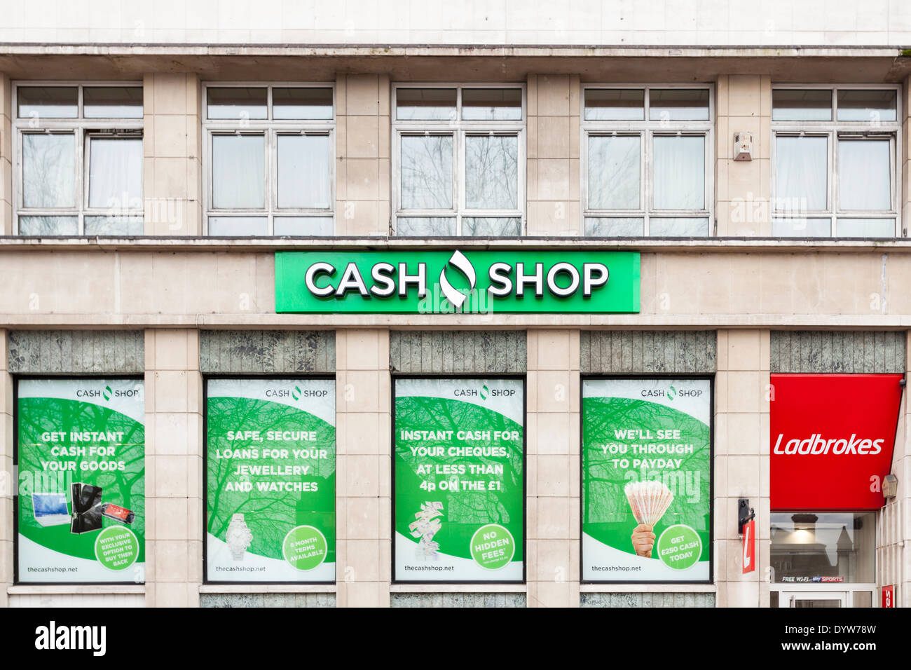 Il Cash Shop, un payday loan shop accanto a un negozio di scommesse, Ladbrokes i bookmakers. Sheffield, nello Yorkshire, Inghilterra, Regno Unito Foto Stock